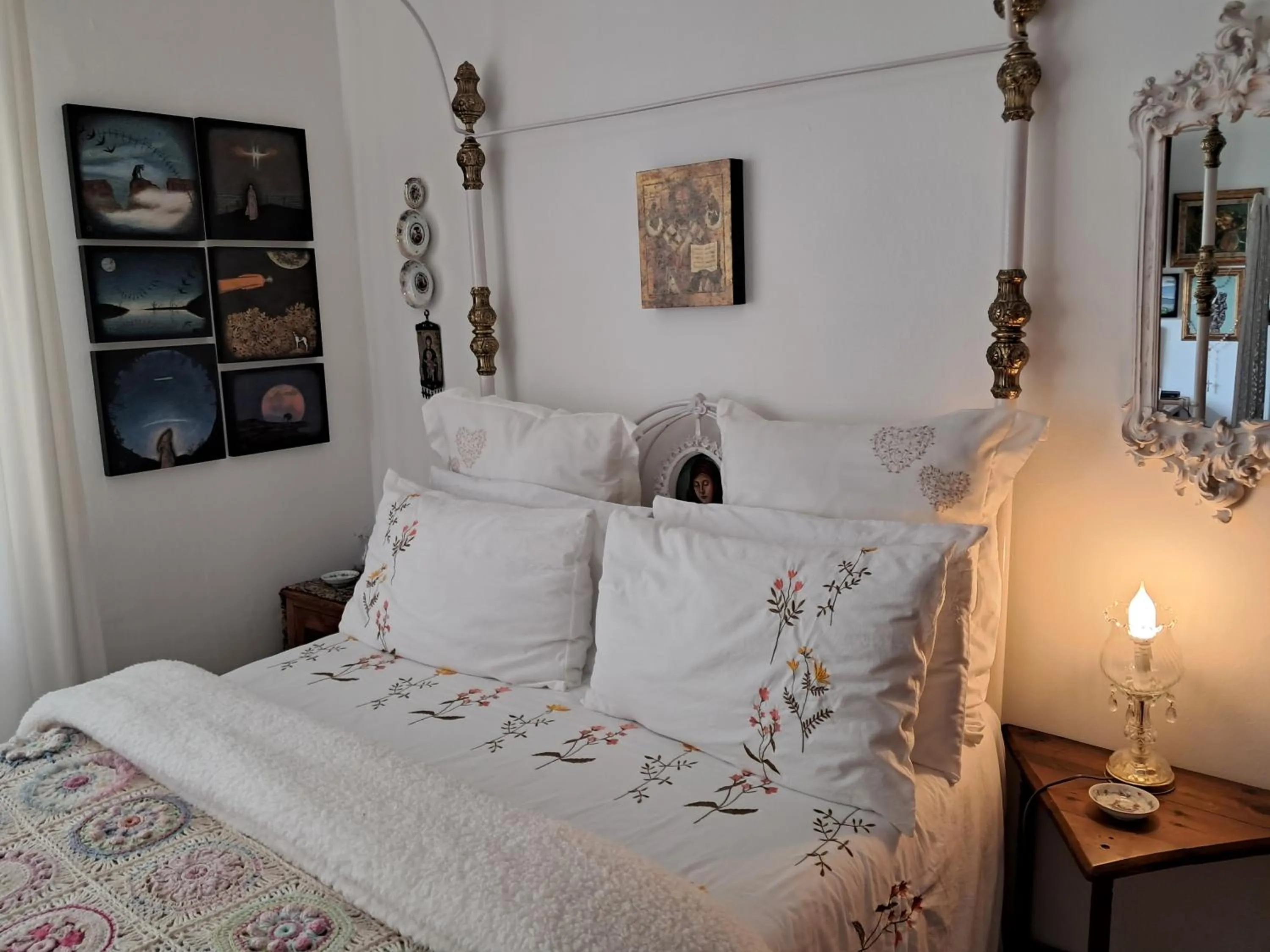 Decorative detail, Bed in 29onTait Guest House