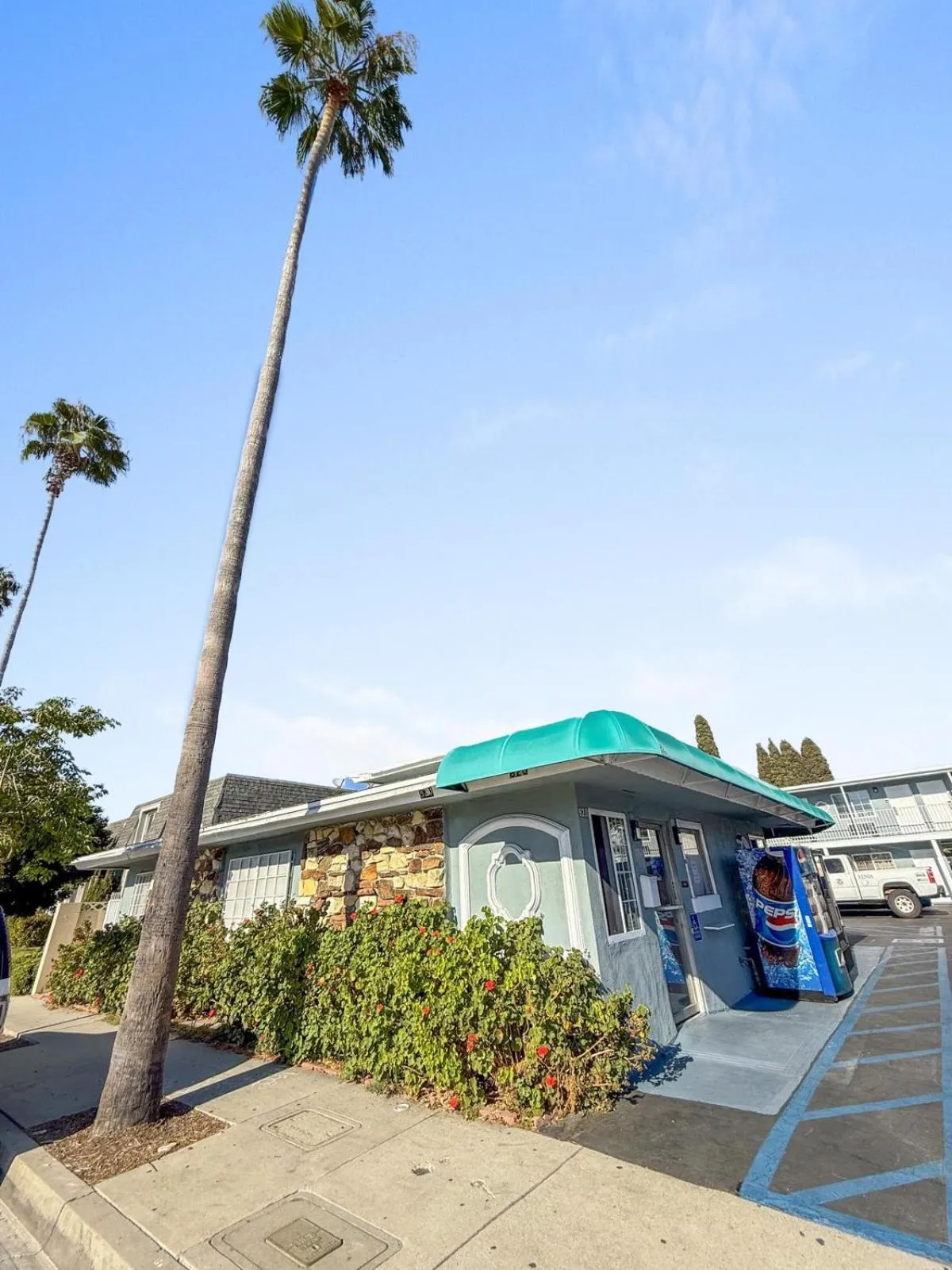 Property building in Super 7 Motel - Anaheim Packing District & Disneyland