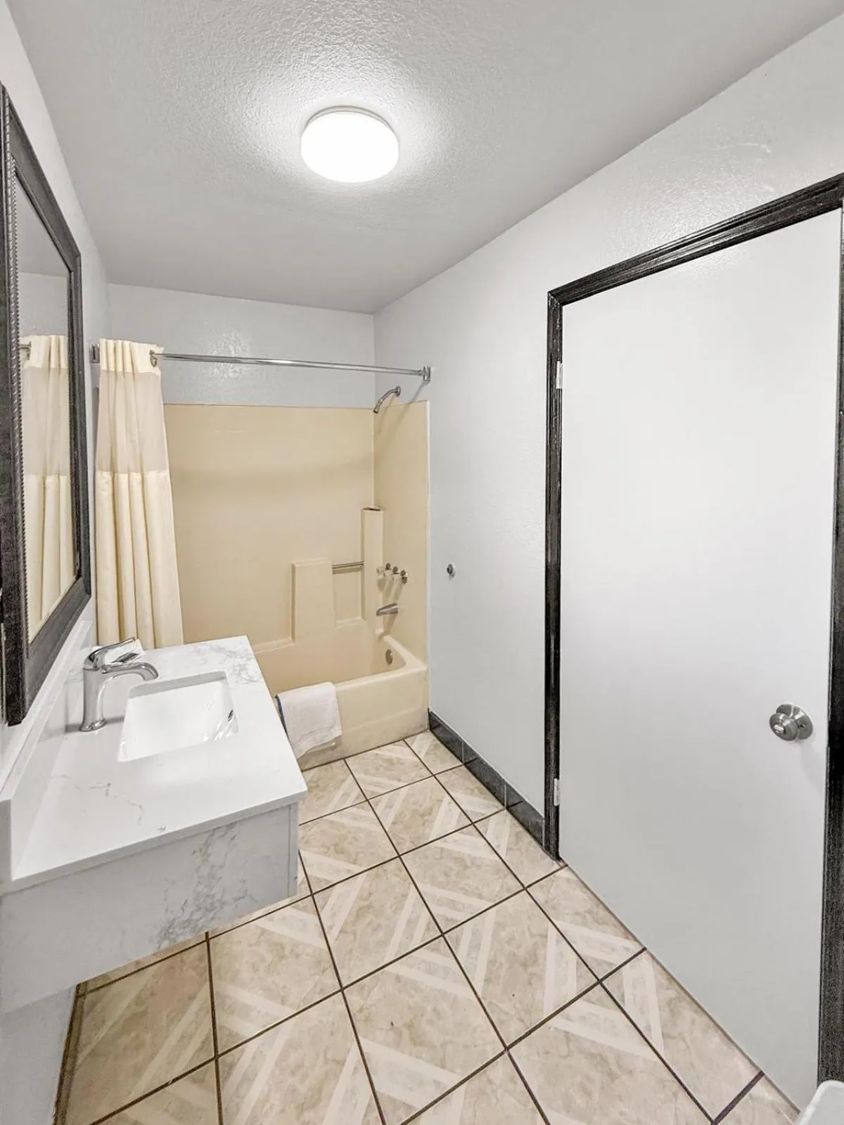 Shower in Super 7 Motel - Anaheim Packing District & Disneyland