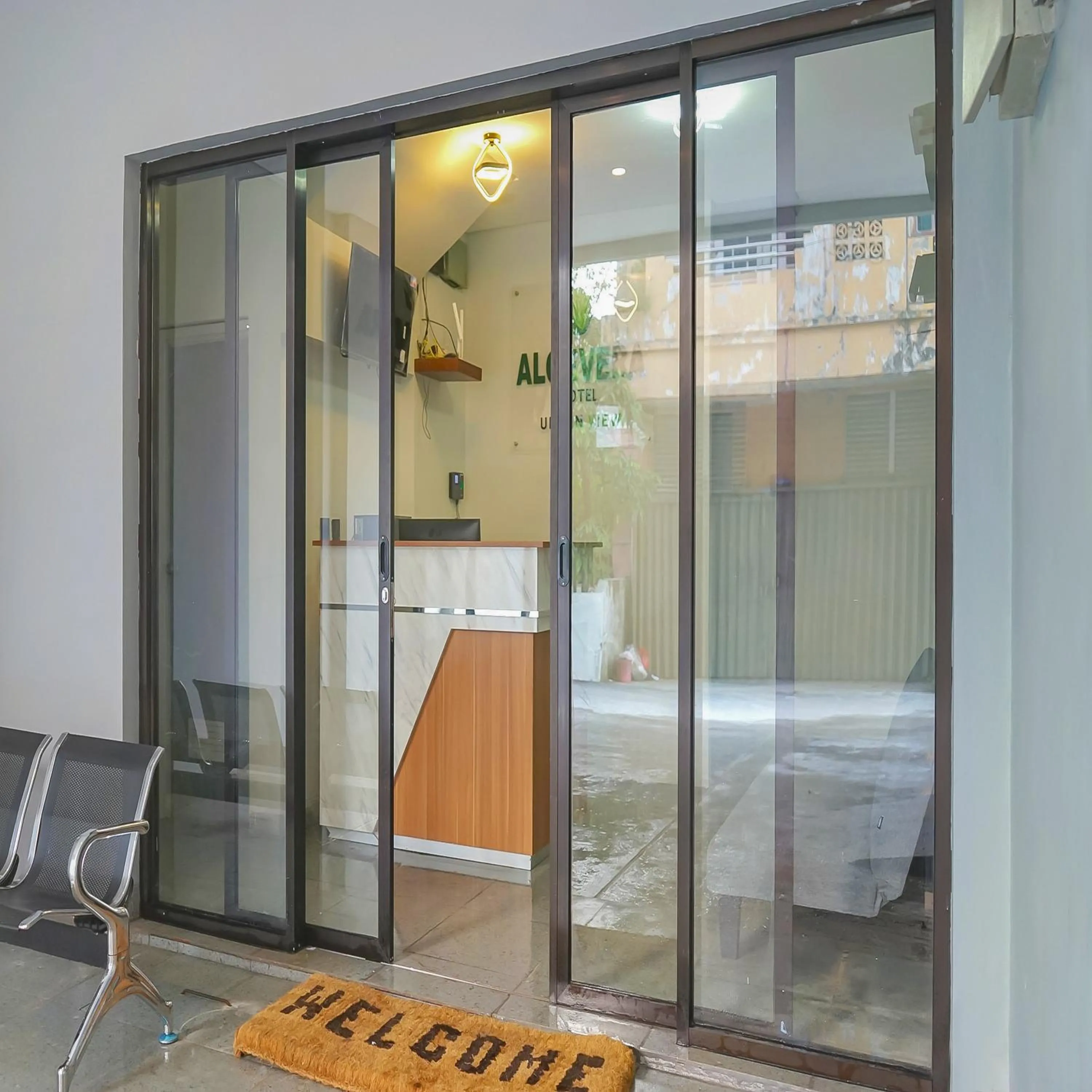 Facade/entrance, Bed in Urbanview Hotel Aloevera Pontianak by RedDoorz