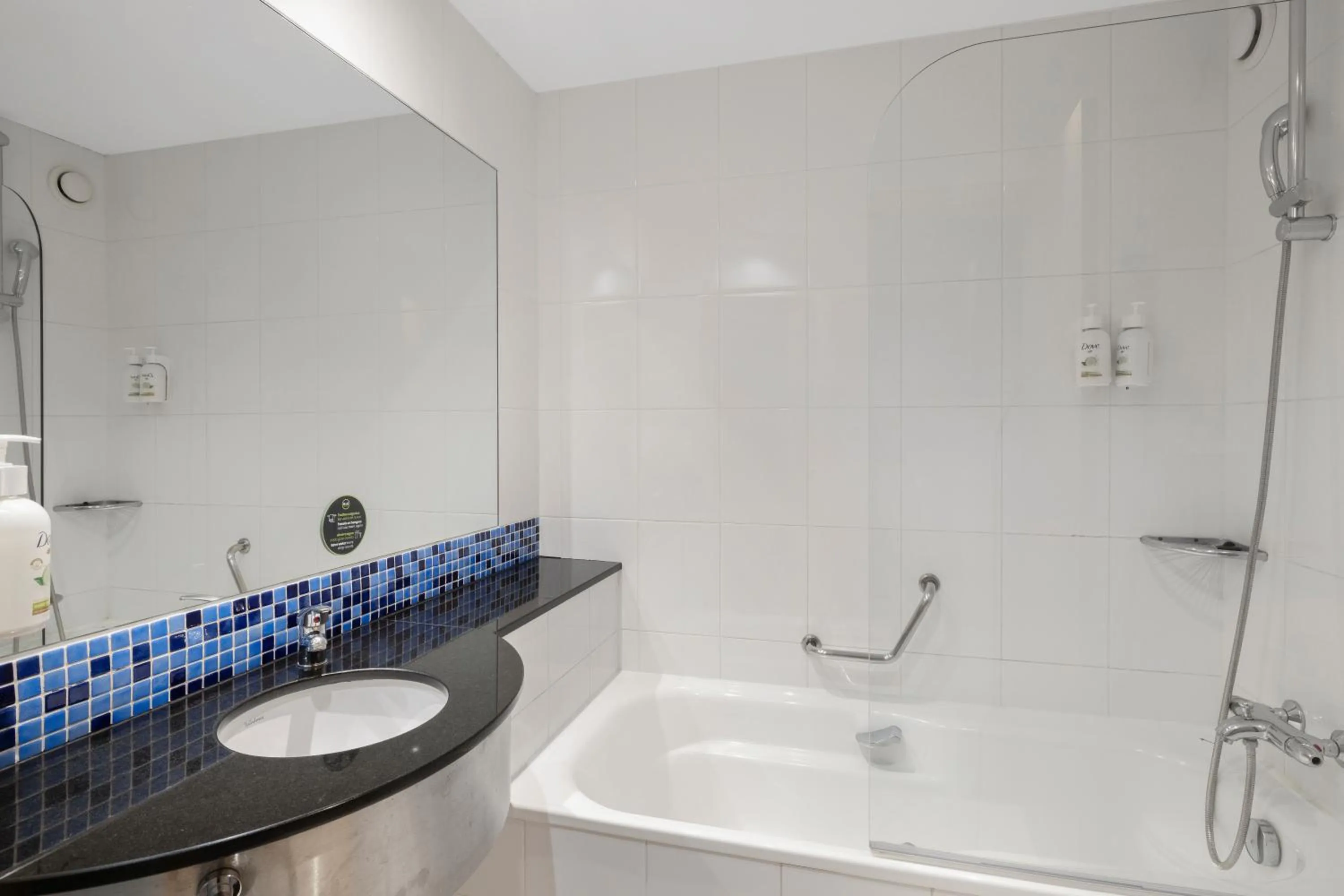 Bathroom in B&B HOTEL Girona 3