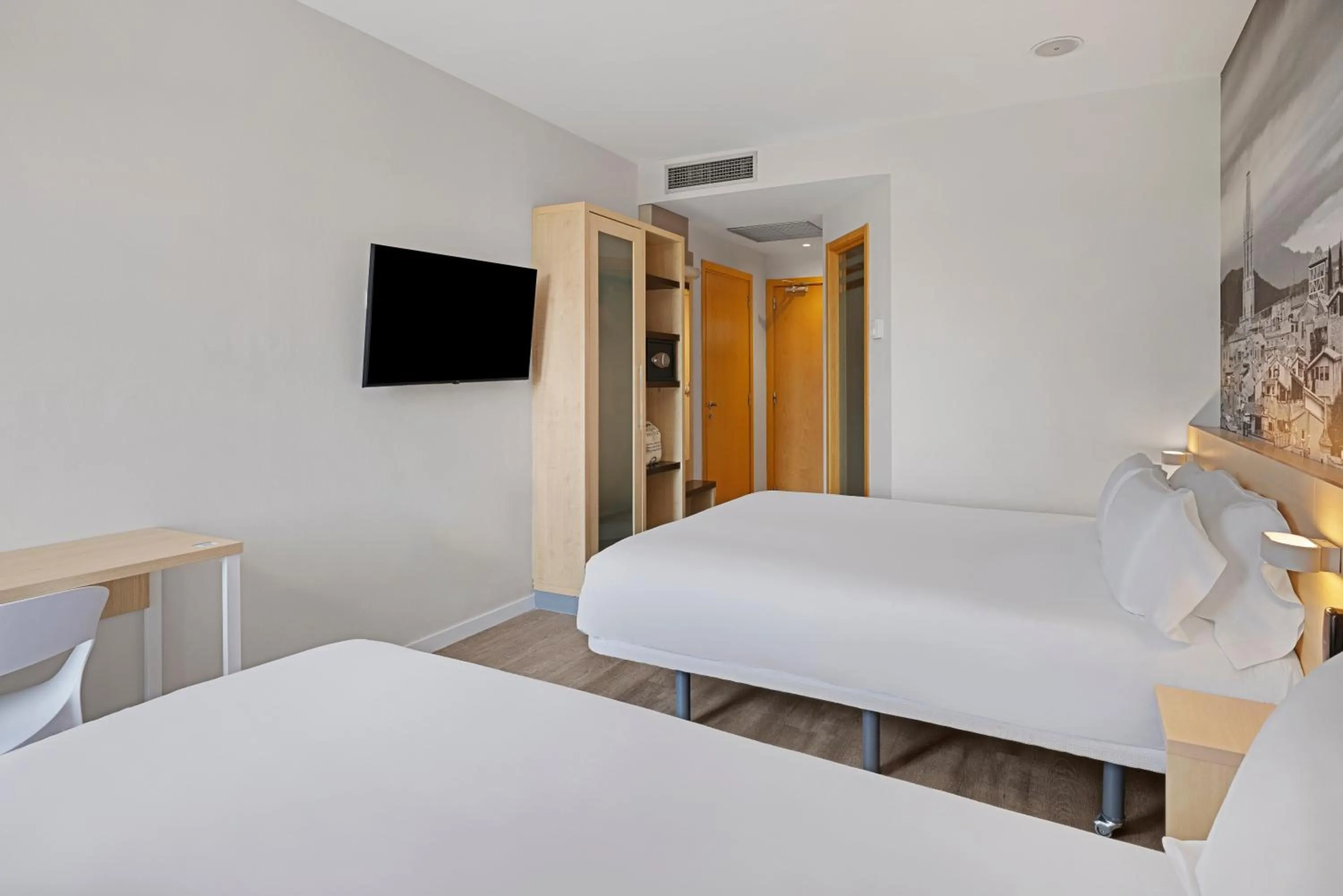 Bed in B&B HOTEL Girona 3