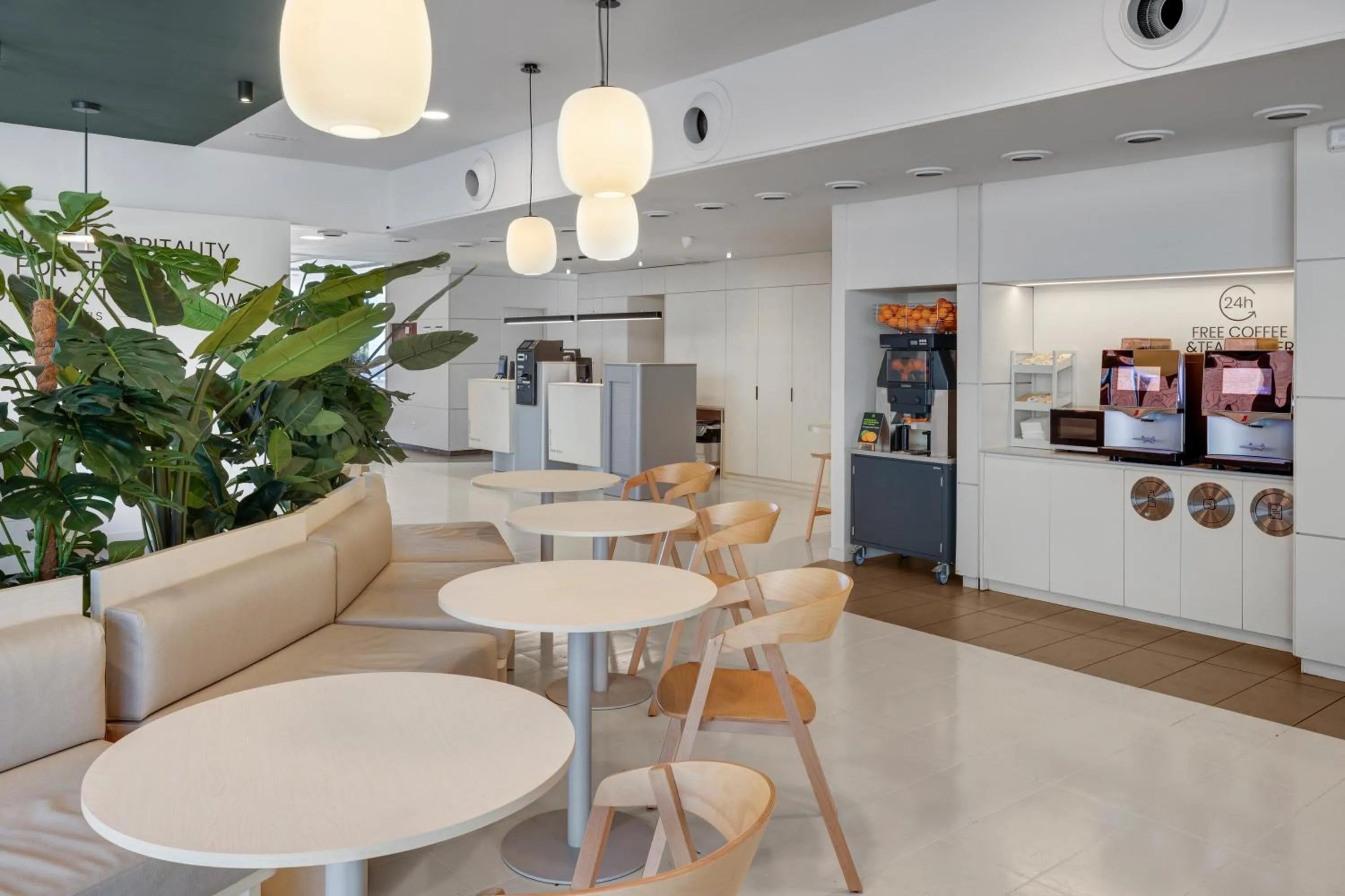 Seating area in B&B HOTEL Girona 3