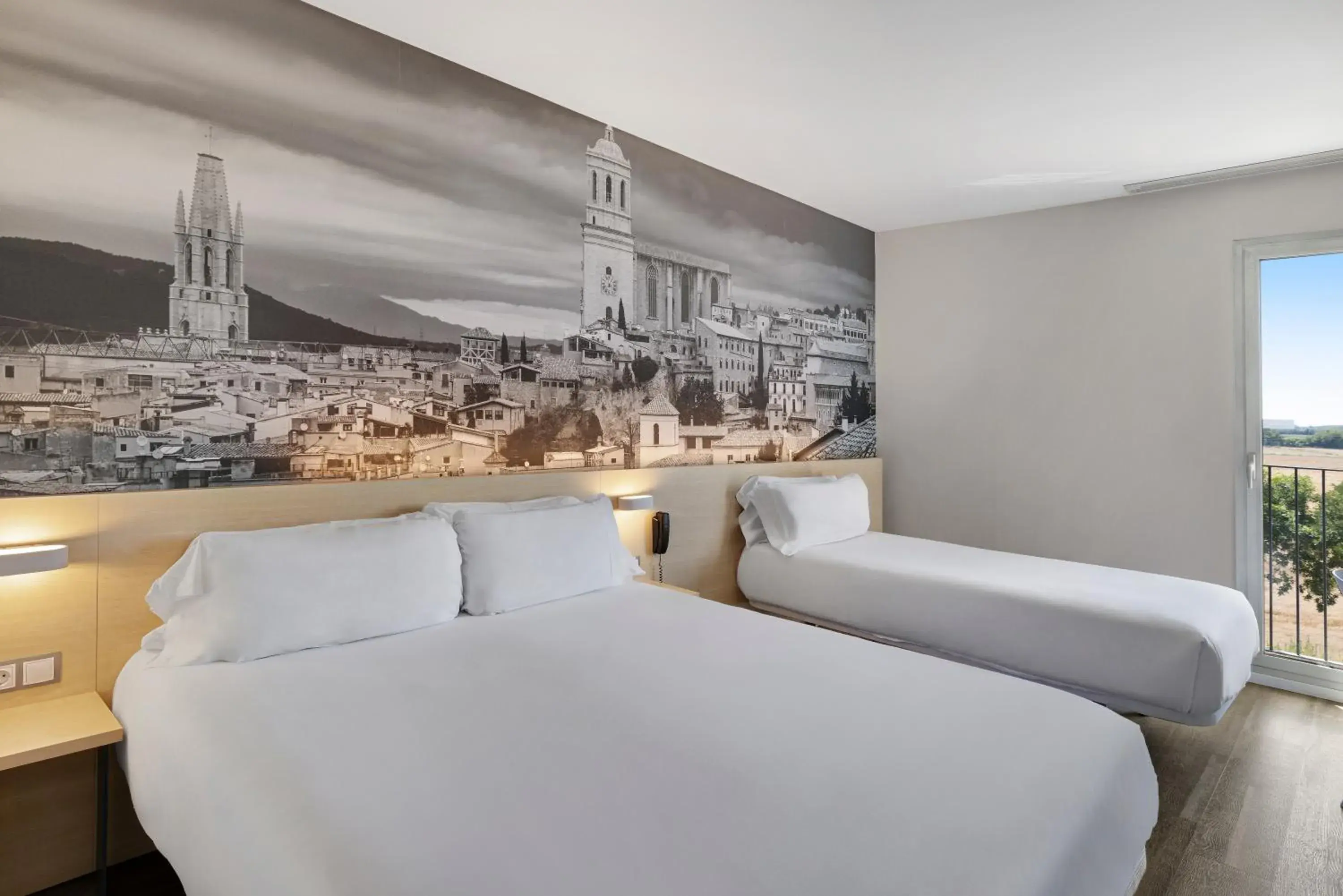 Family Room (2 Adults + 1 Child) in B&B HOTEL Girona 3 Family Room (2 Adults + 1 Child) in B&B HOTEL Girona 3