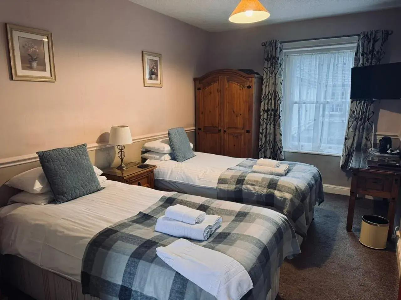 Twin Room with Private Bathroom in Sun Inn Twin Room with Private Bathroom in Sun Inn