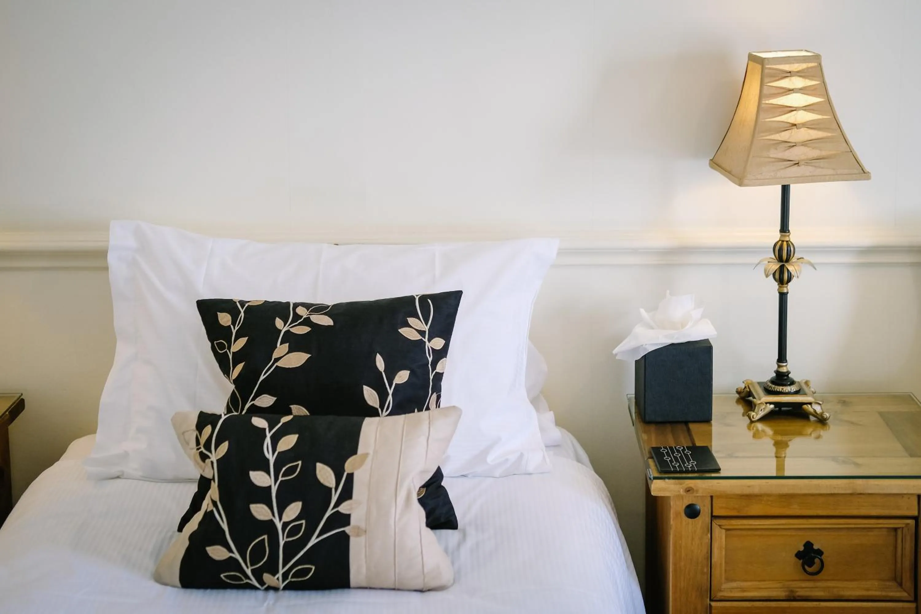 Bedroom, Bed in Sun Inn