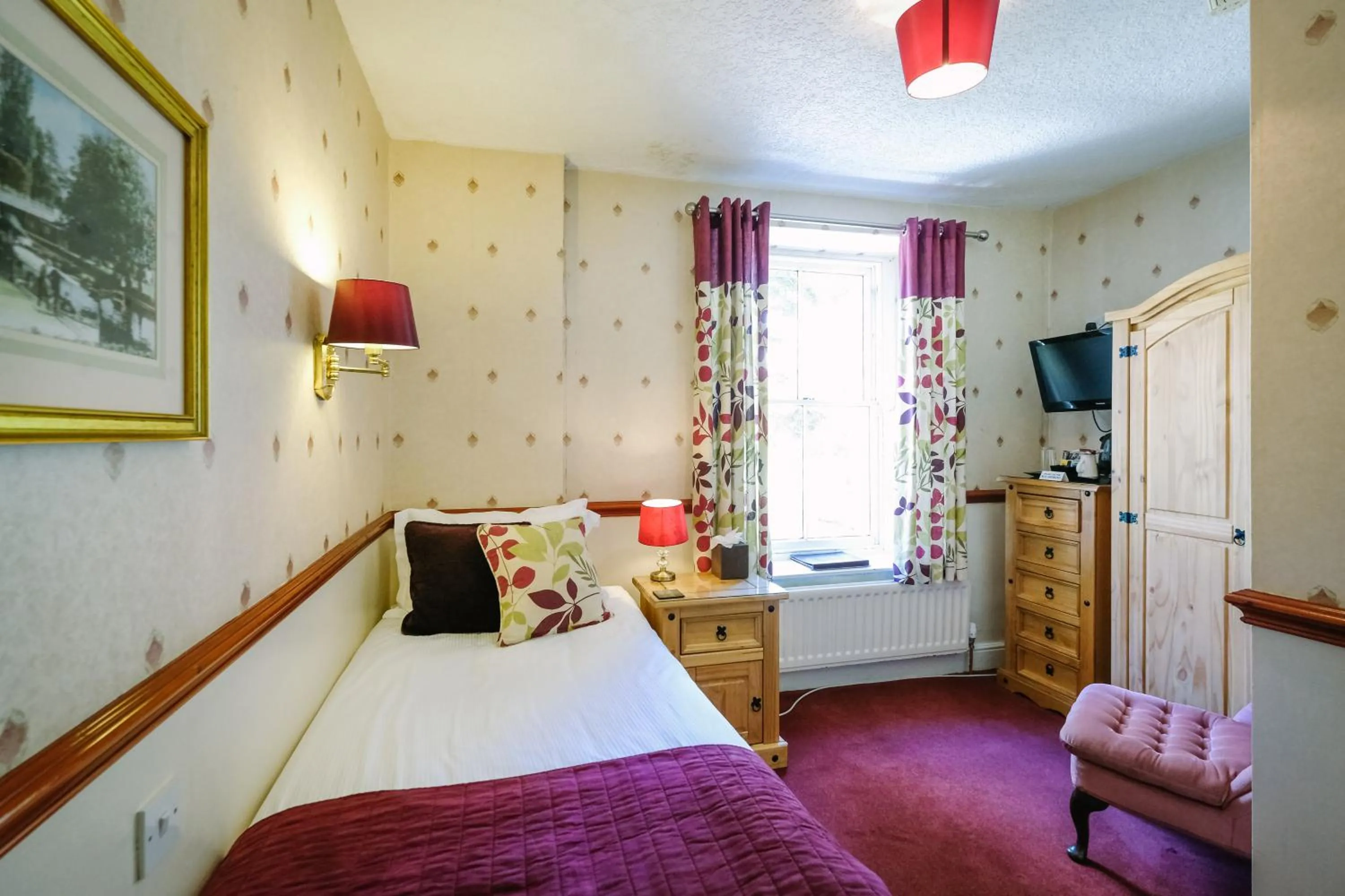 Bedroom, Bed in Sun Inn