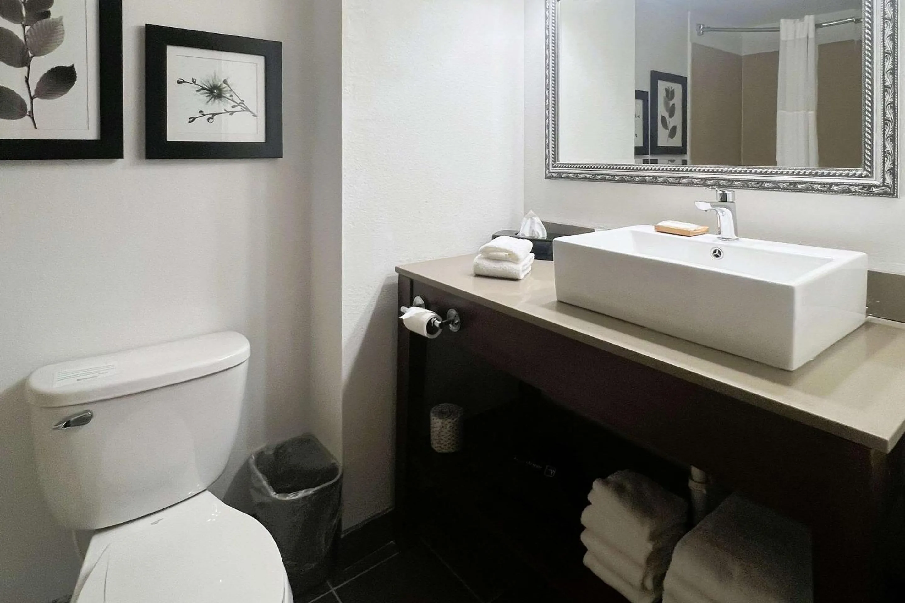 Bedroom in Country Inn & Suites by Radisson, Wytheville, VA