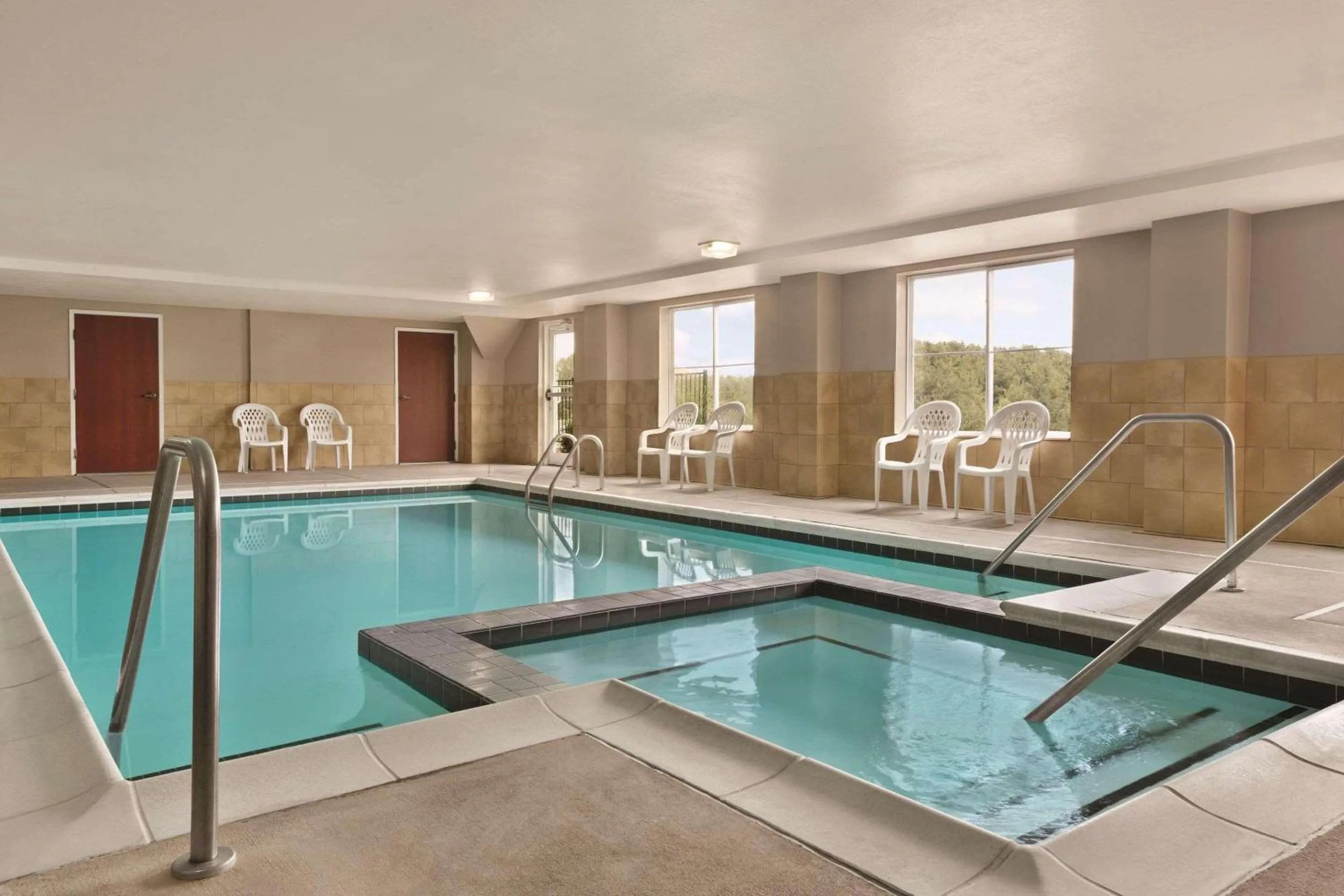 Swimming pool in Country Inn & Suites by Radisson, Wytheville, VA