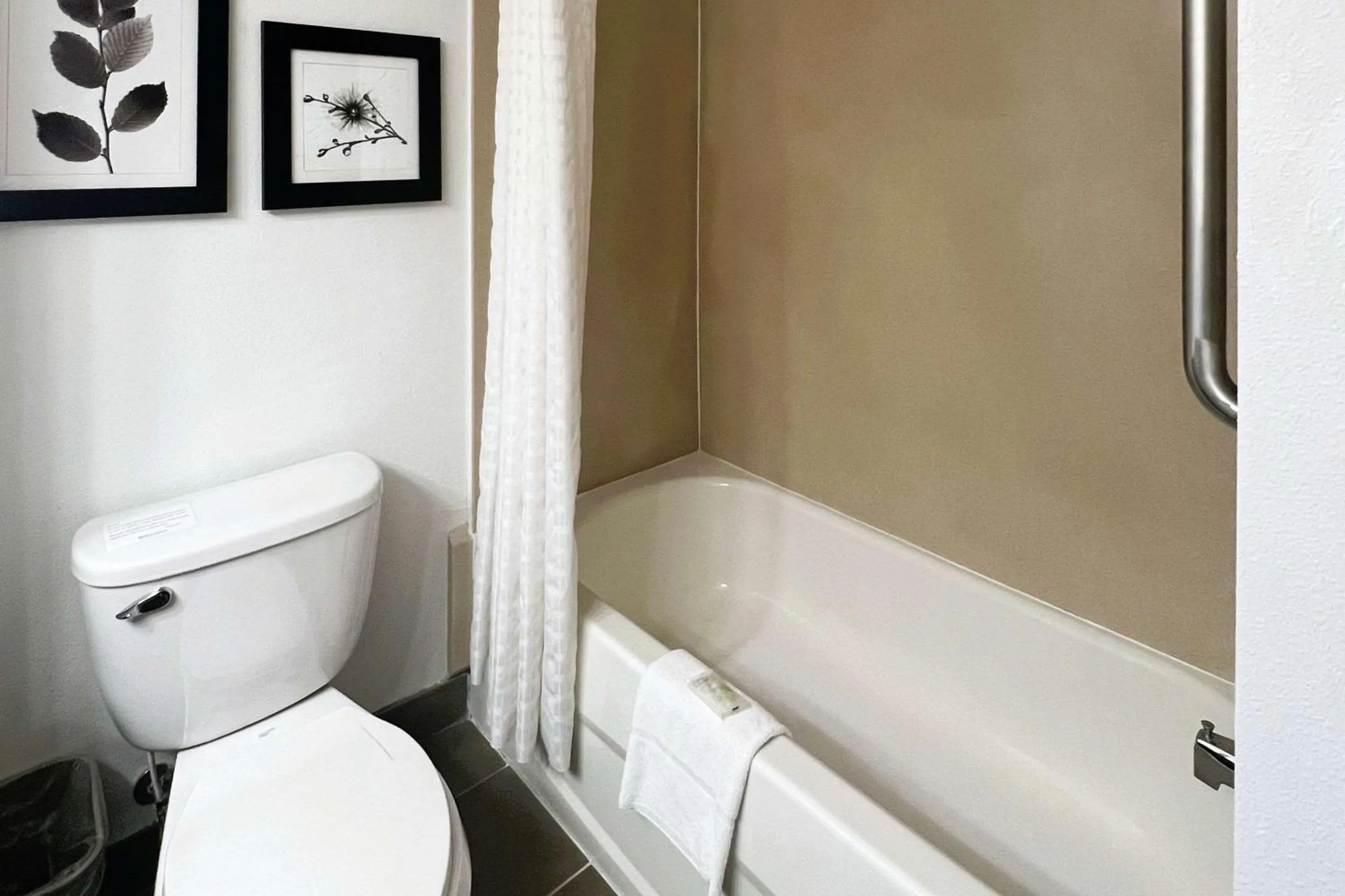 Bedroom in Country Inn & Suites by Radisson, Wytheville, VA