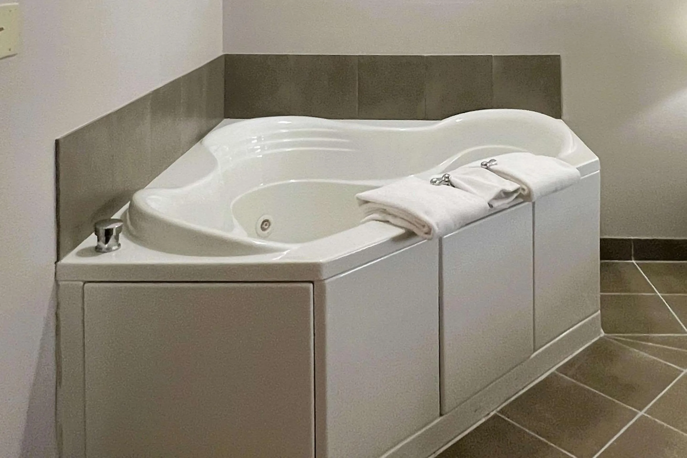 Bedroom in Country Inn & Suites by Radisson, Wytheville, VA