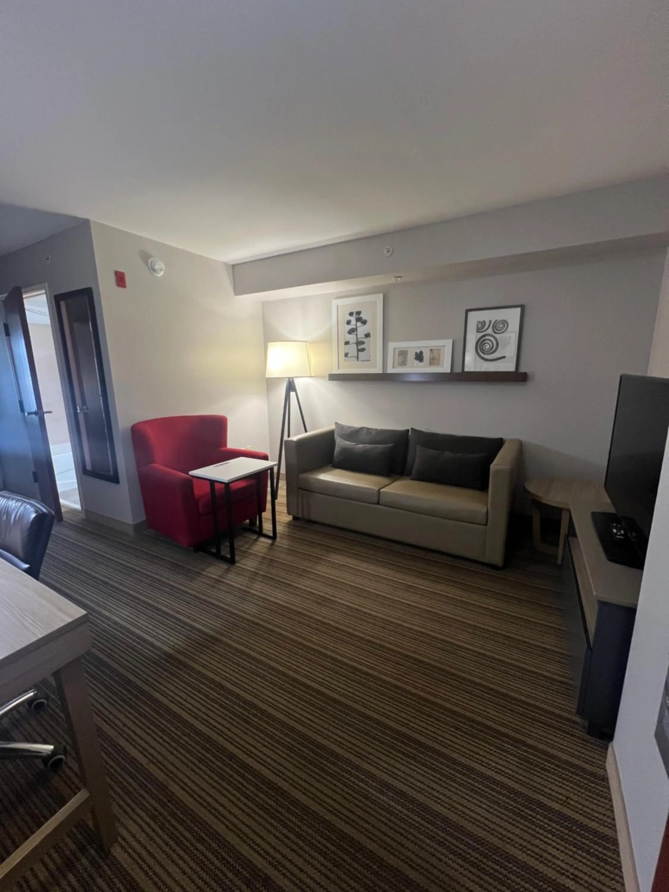 Living room in Country Inn & Suites by Radisson, Wytheville, VA