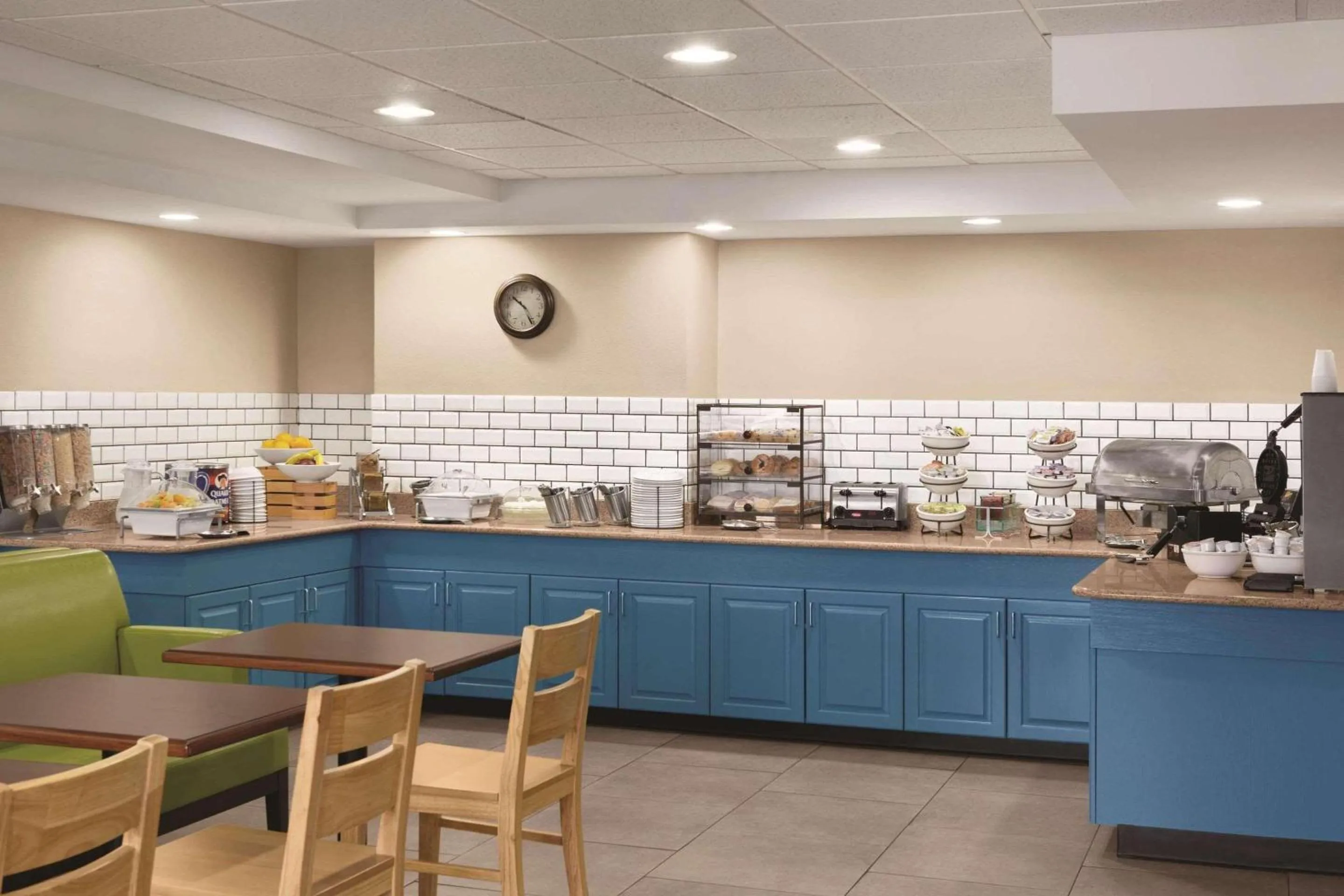 Breakfast in Country Inn & Suites by Radisson, Wytheville, VA