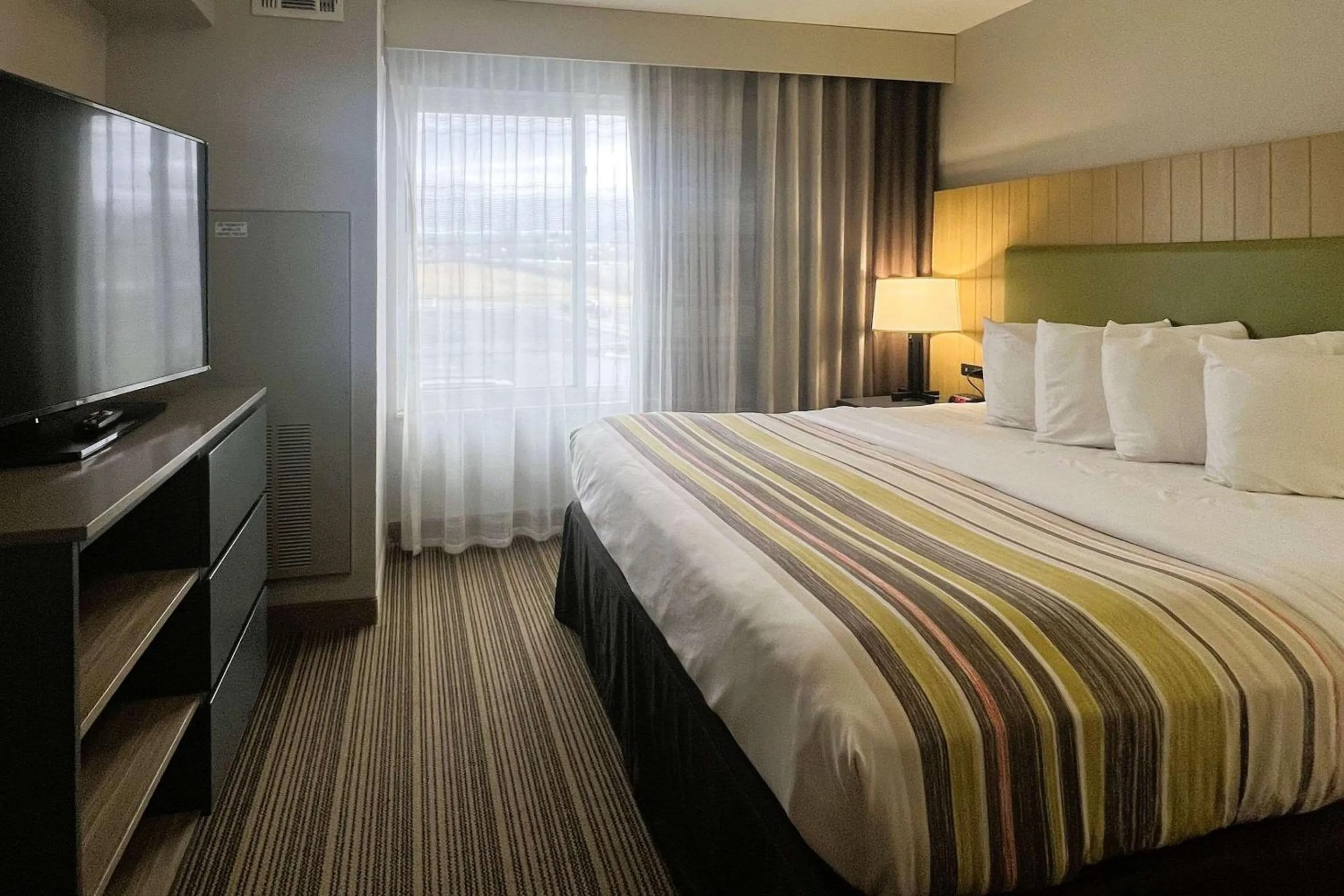 Bedroom, Bed in Country Inn & Suites by Radisson, Wytheville, VA