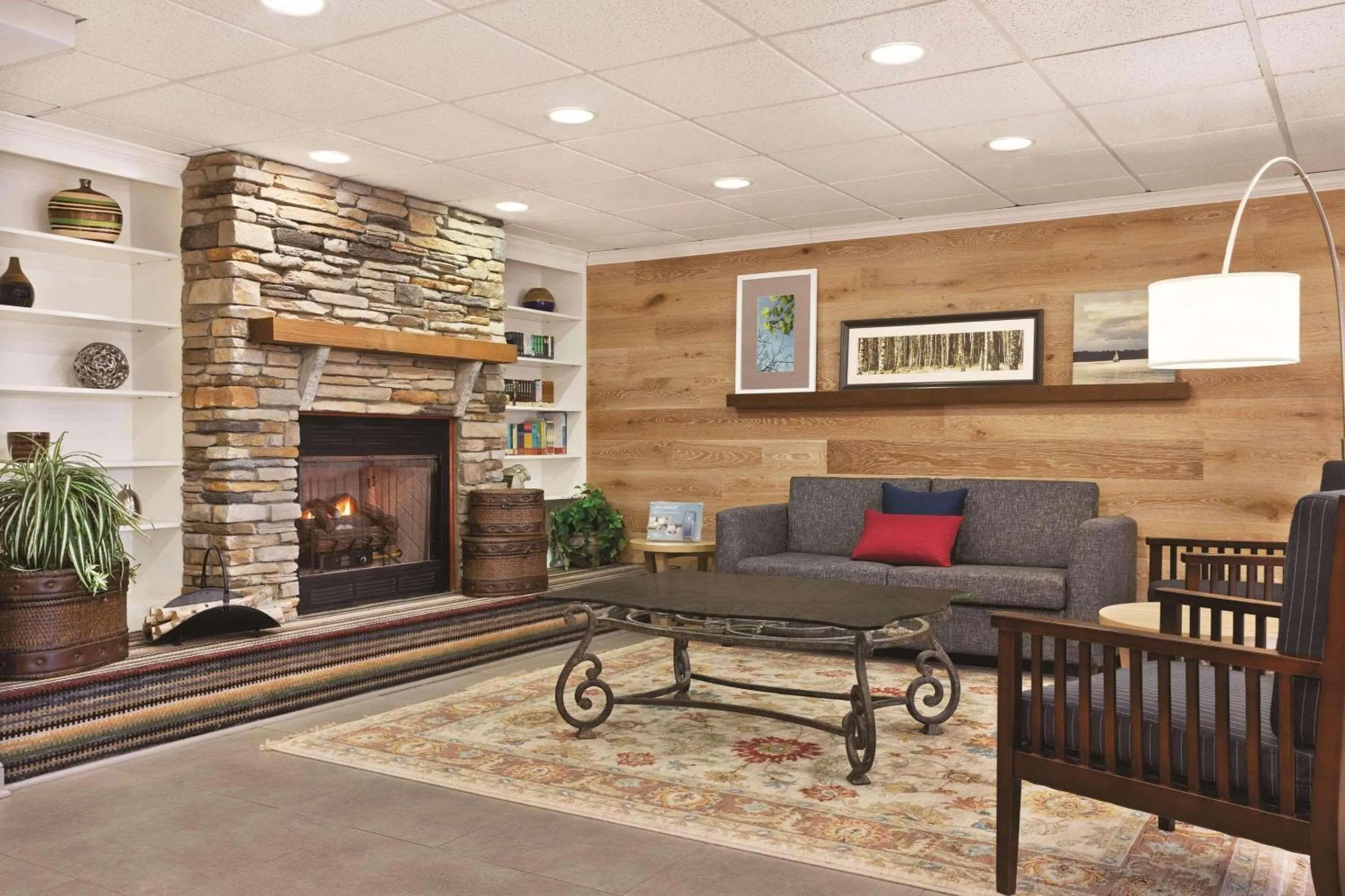 Lobby or reception in Country Inn & Suites by Radisson, Wytheville, VA