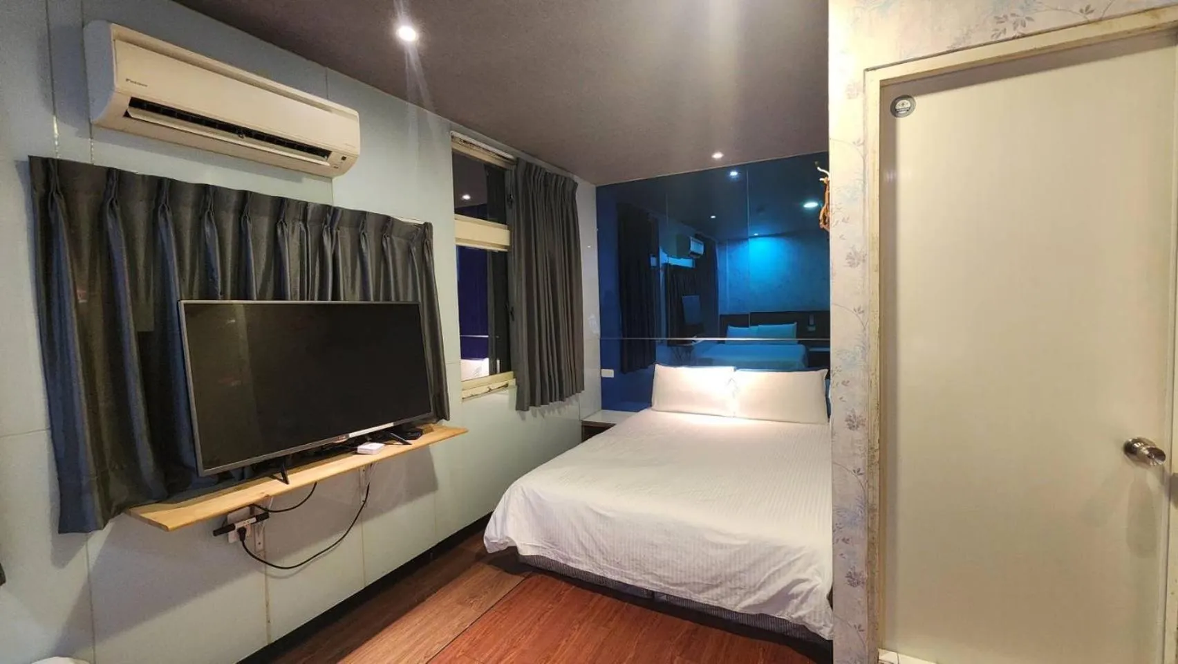 Bedroom, Bed in Yung Feng Hotel