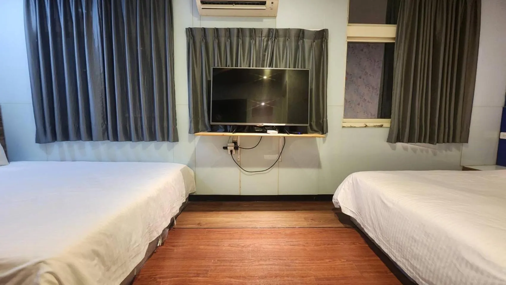 Bedroom, Bed in Yung Feng Hotel