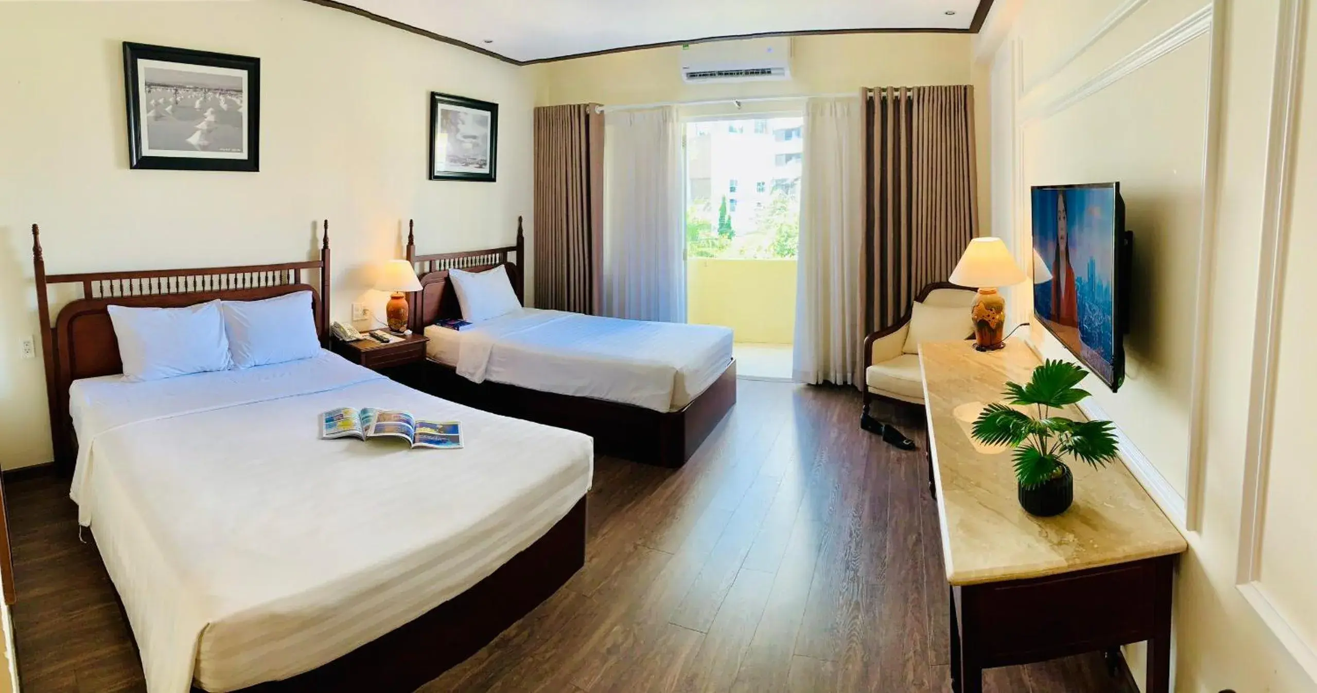 Deluxe Triple Room in Tran Vien Dong Hotel Deluxe Triple Room in Tran Vien Dong Hotel