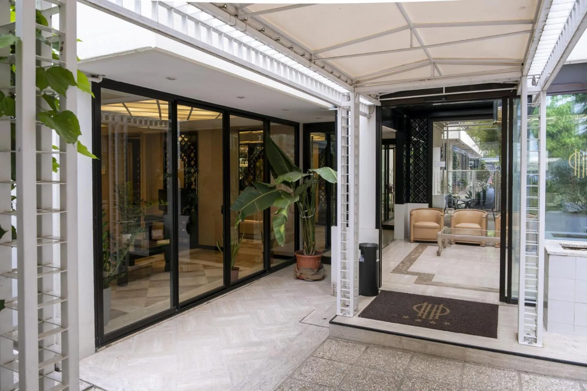 Facade/entrance in Hotel President - Vintage Hotel in centro