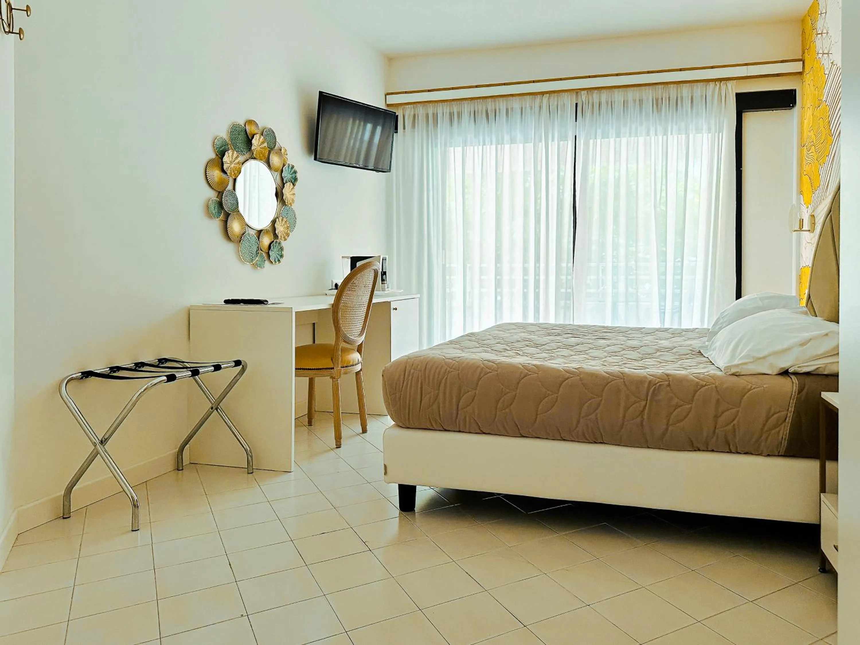 Photo of the whole room, Bed in Hotel President - Vintage Hotel in centro