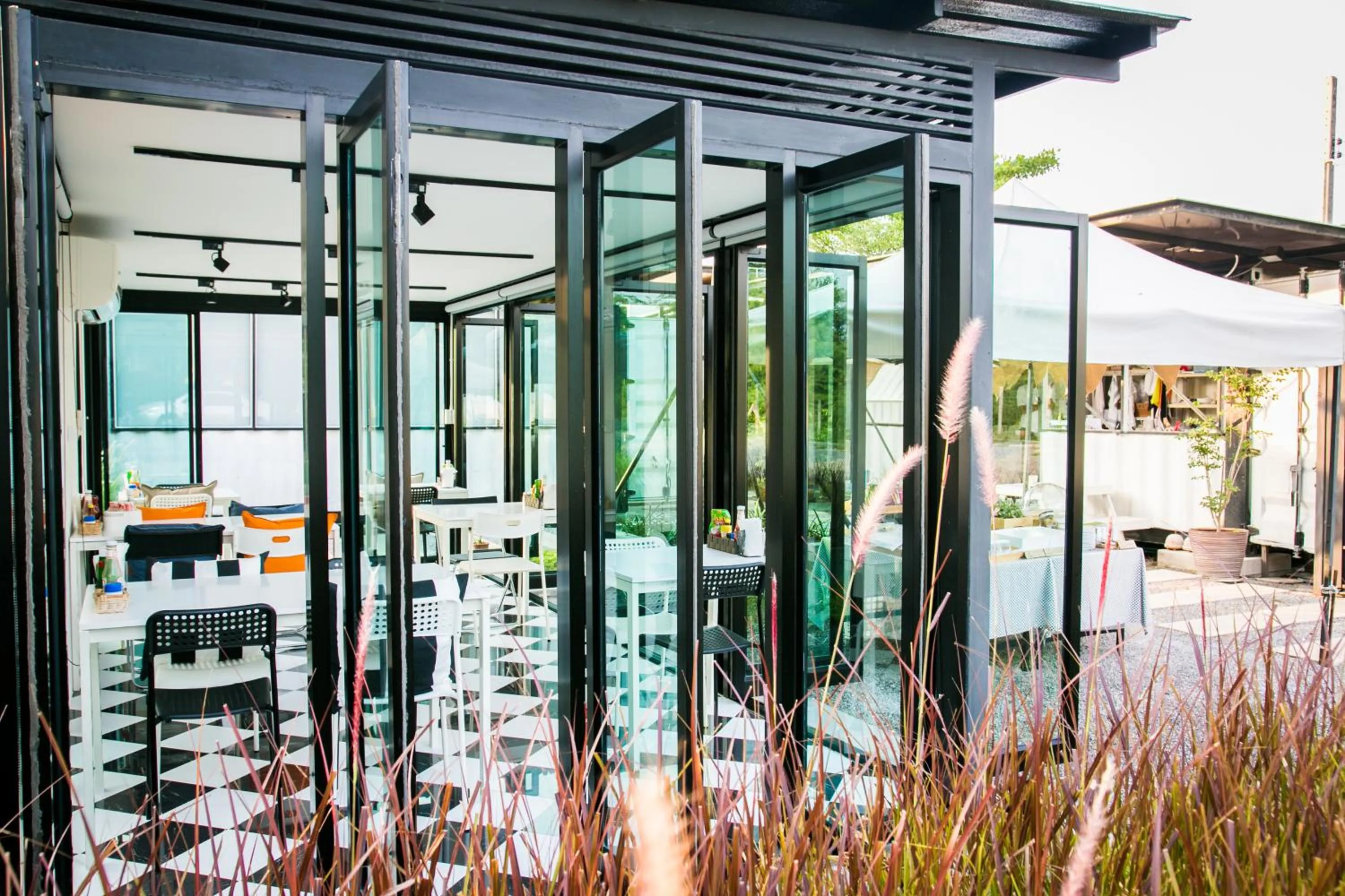 Restaurant/places to eat in The Restro