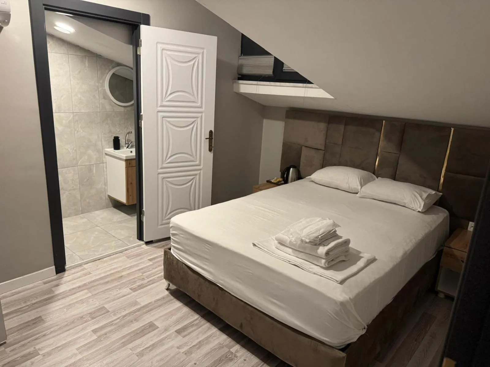 Photo of the whole room in Lacasa Royal Hotel