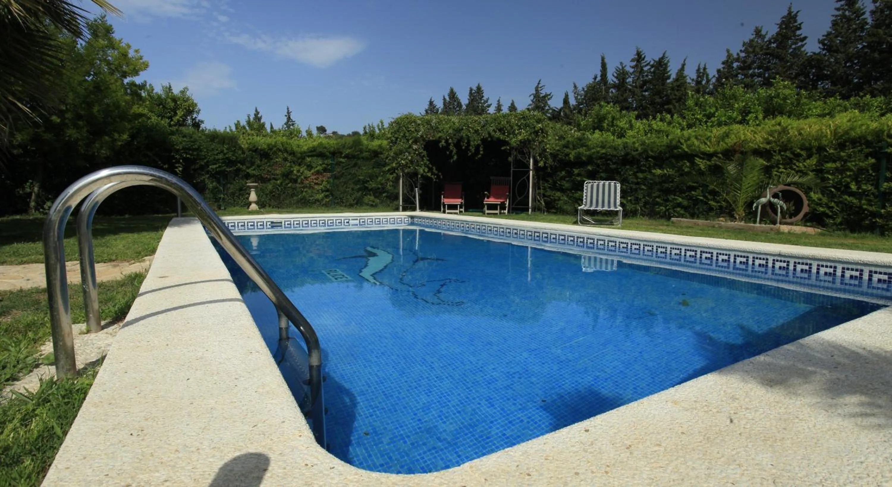 Swimming pool in River Ebro Holidays