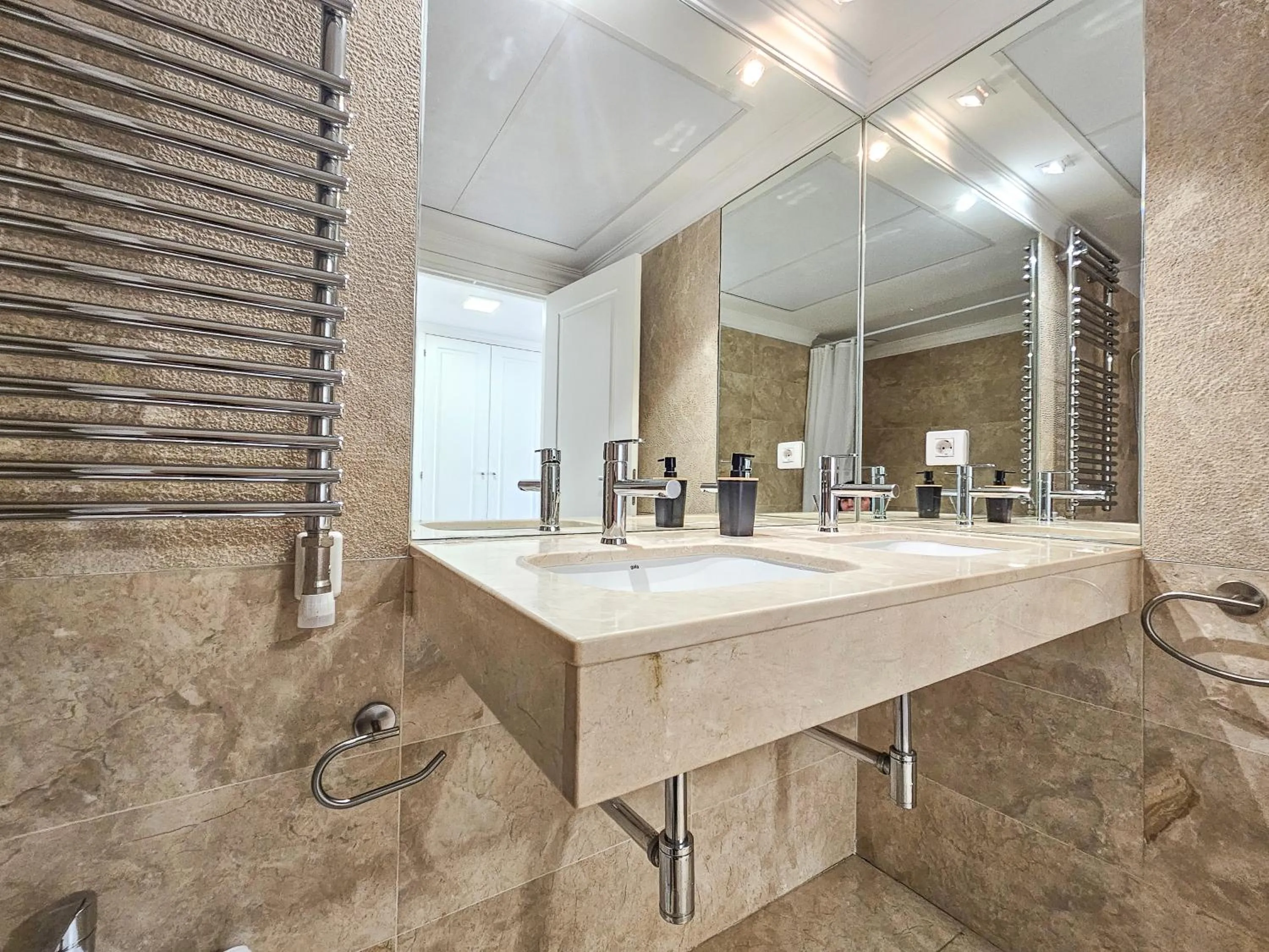 Bathroom in Apartamentos Zaragoza Independencia 3000