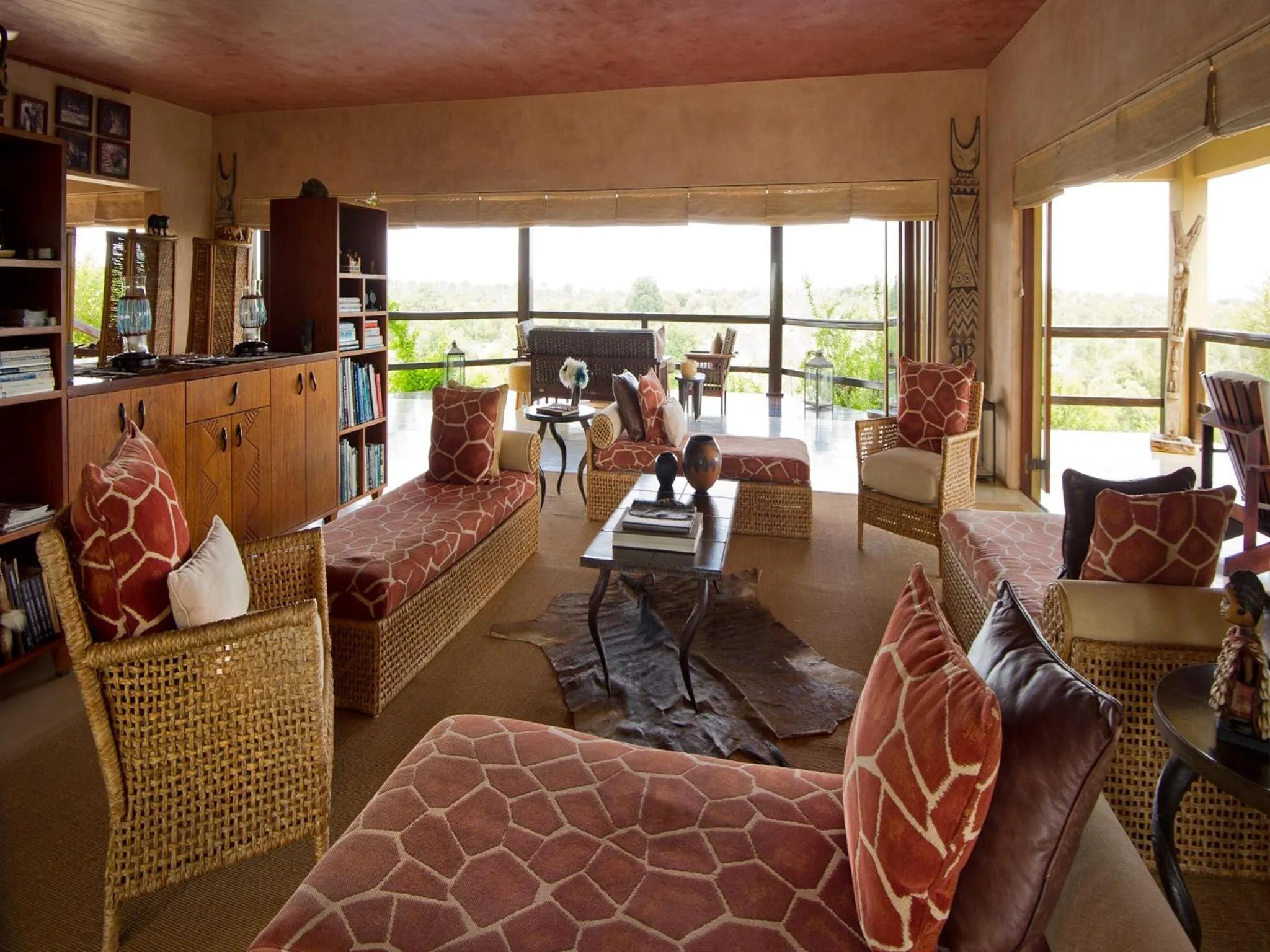 Communal lounge/ TV room in Makumu Private Game Lodge