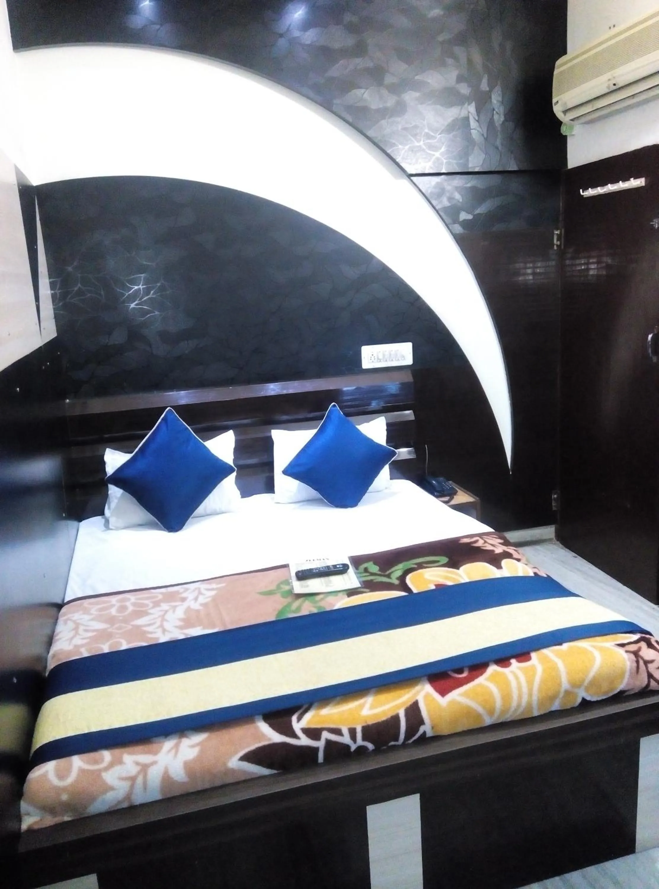 Bed in Hotel Abhineet Palace