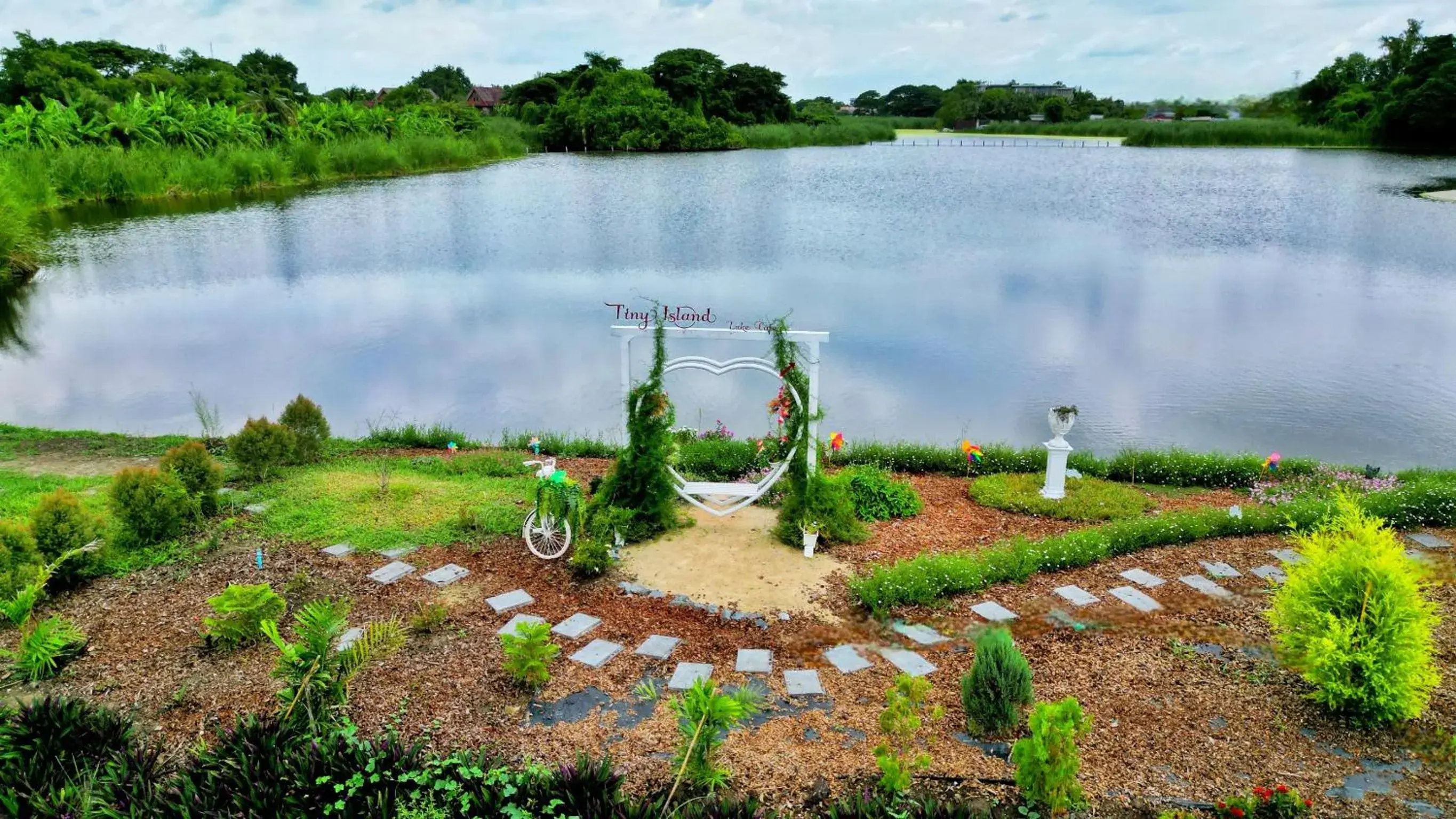 King Room with Lake View in Tiny Island Lake Lodge King Room with Lake View in Tiny Island Lake Lodge
