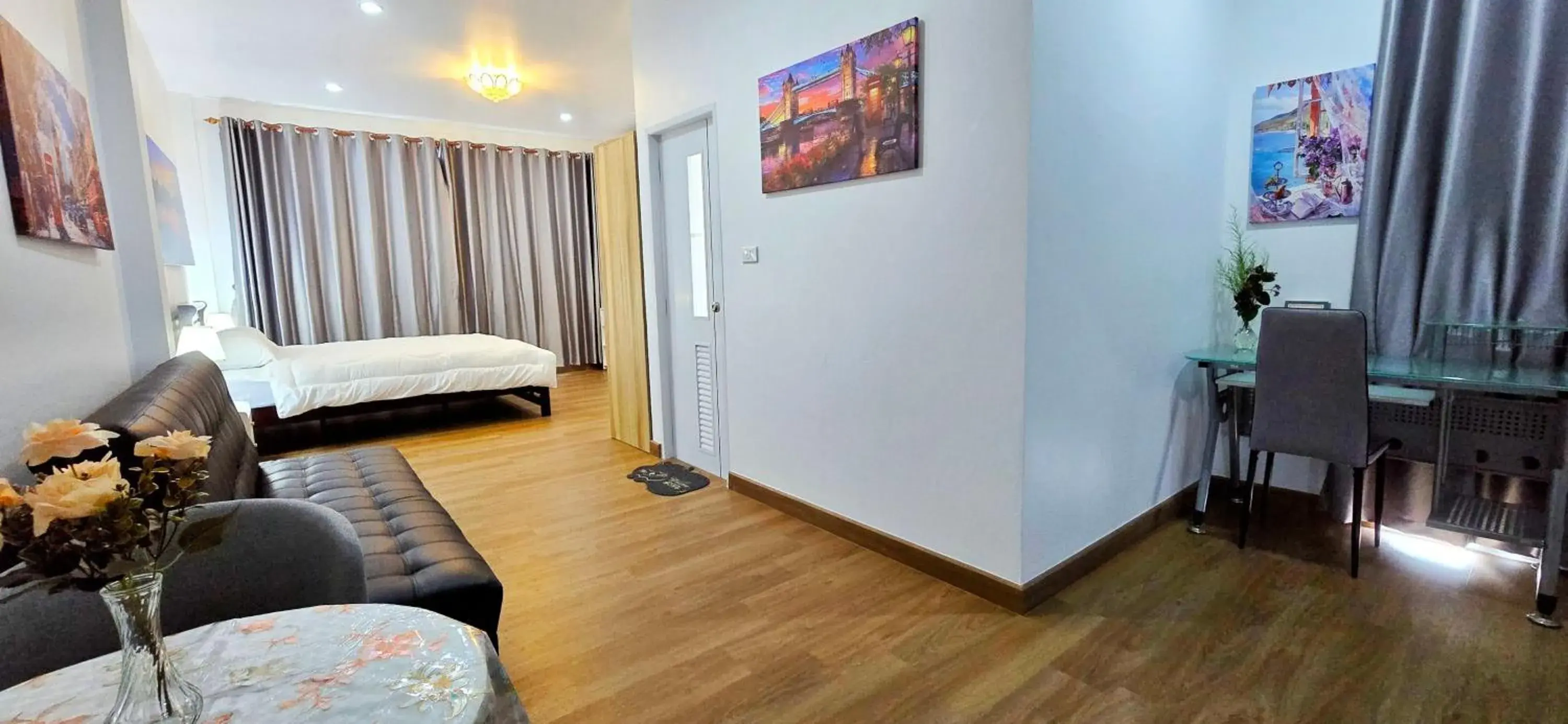 Queen Room in Tiny Island Lake Lodge Queen Room in Tiny Island Lake Lodge