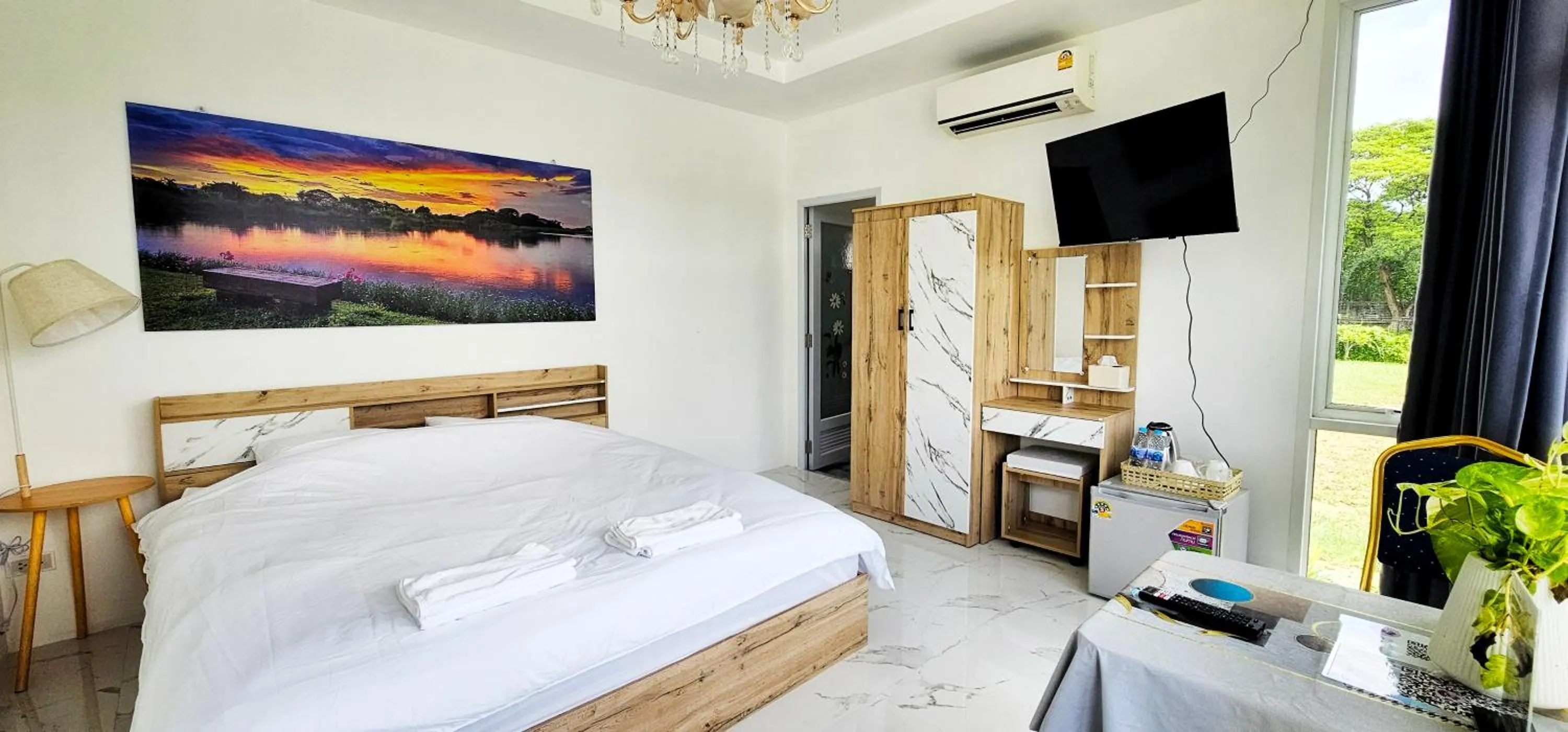 Bedroom, Bed in Tiny Island Lake Lodge