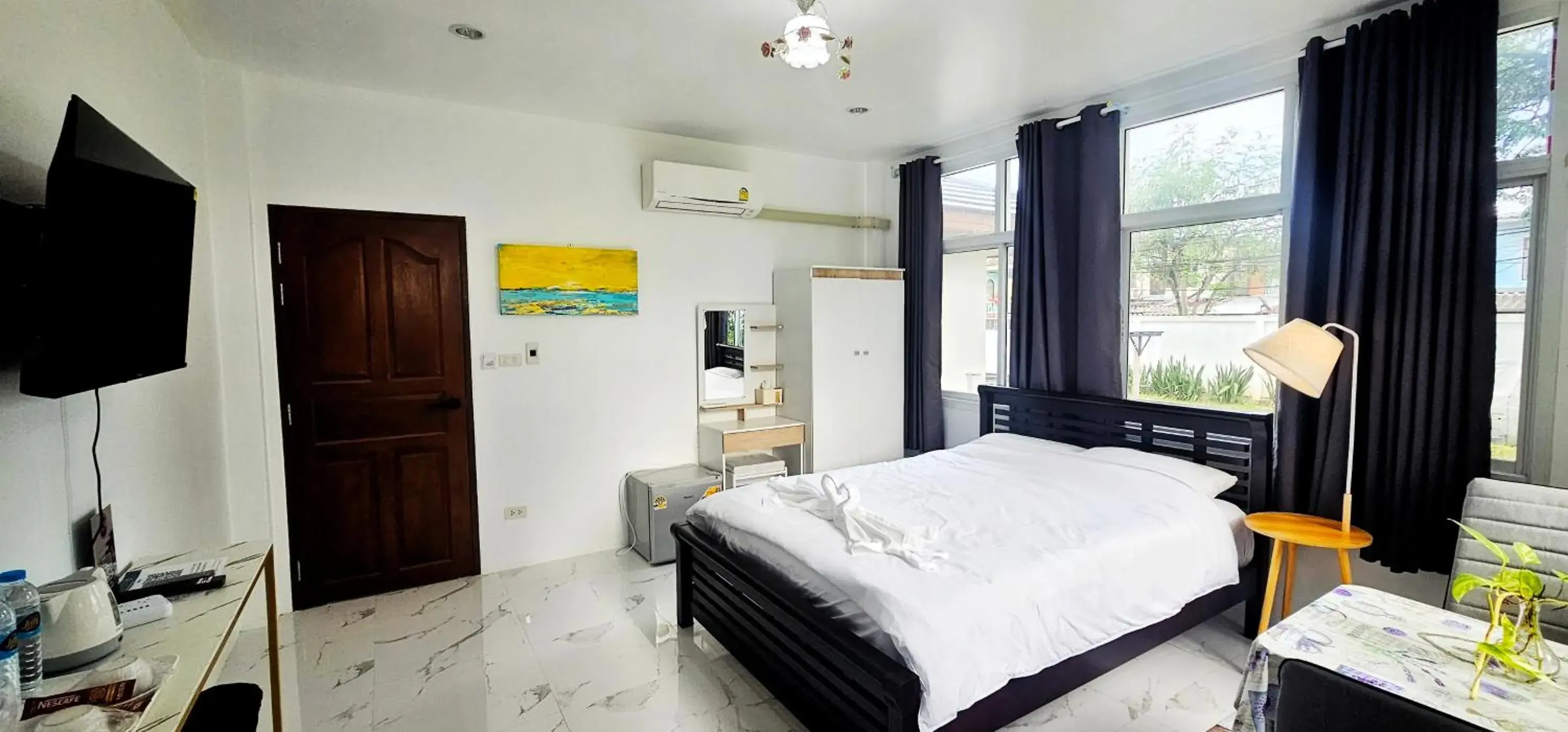 Standard Queen Room in Tiny Island Lake Lodge Standard Queen Room in Tiny Island Lake Lodge