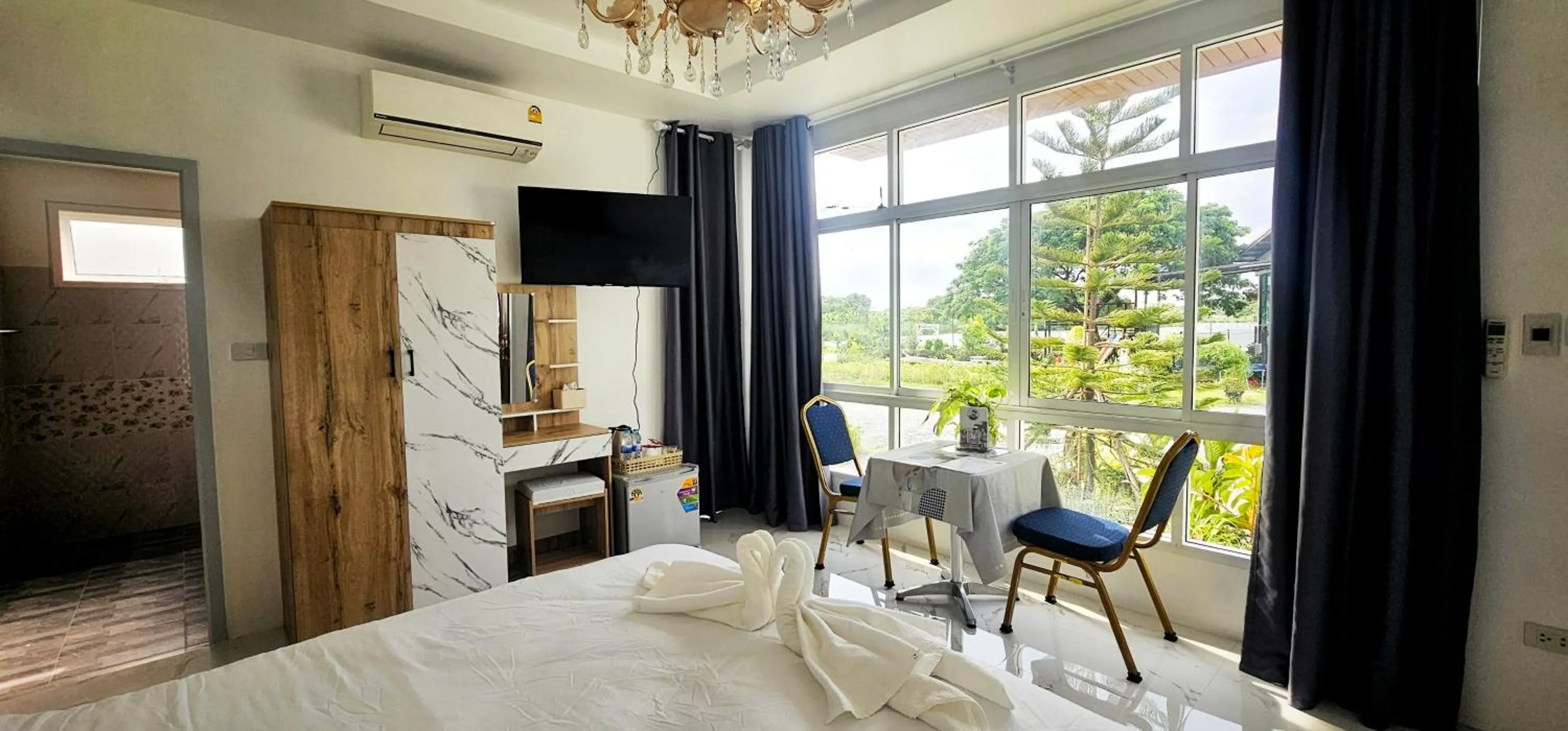 Bedroom, Bed in Tiny Island Lake Lodge