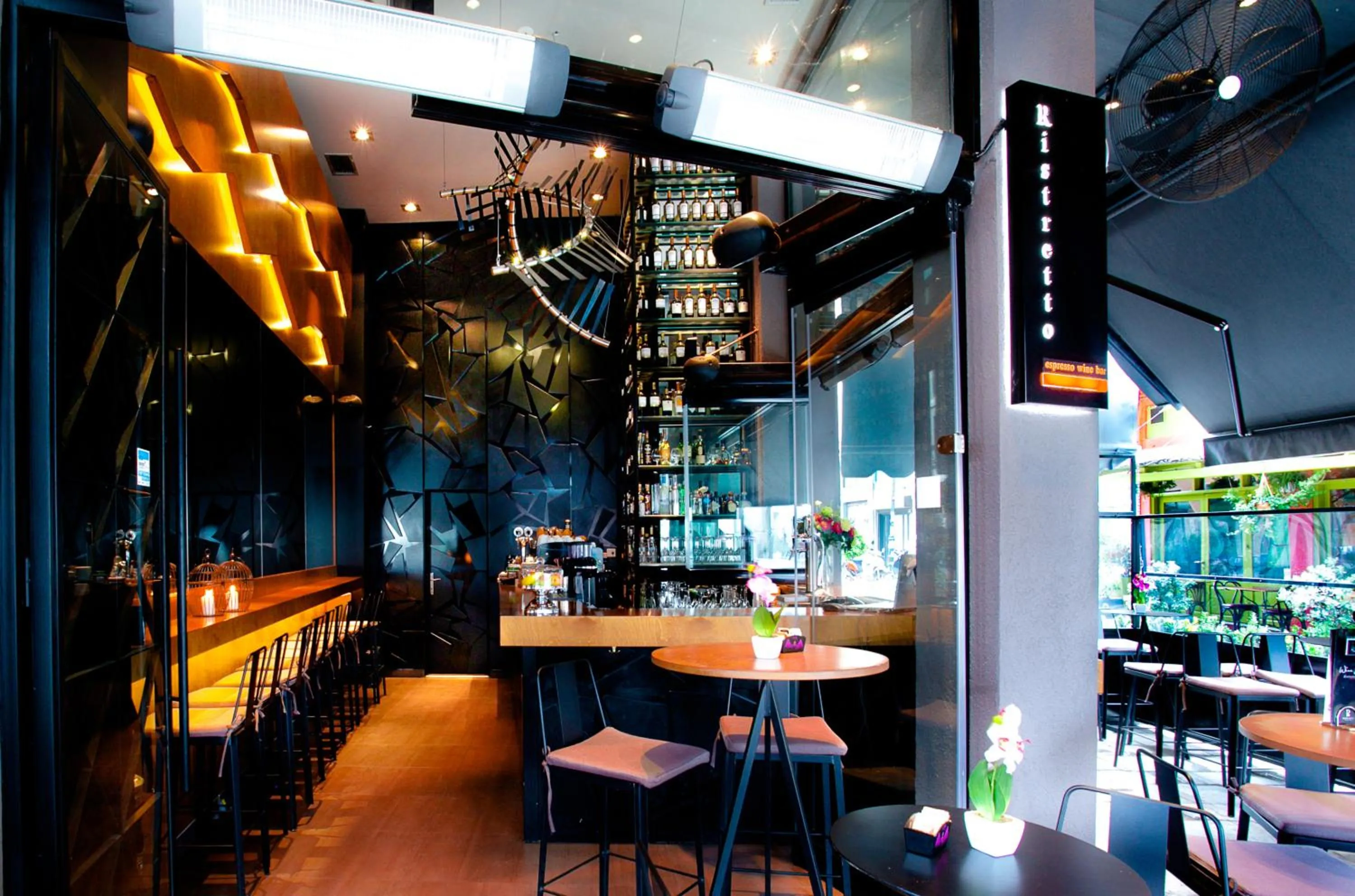 Lounge or bar in Diamond Suites, Philian Hotels and Resorts