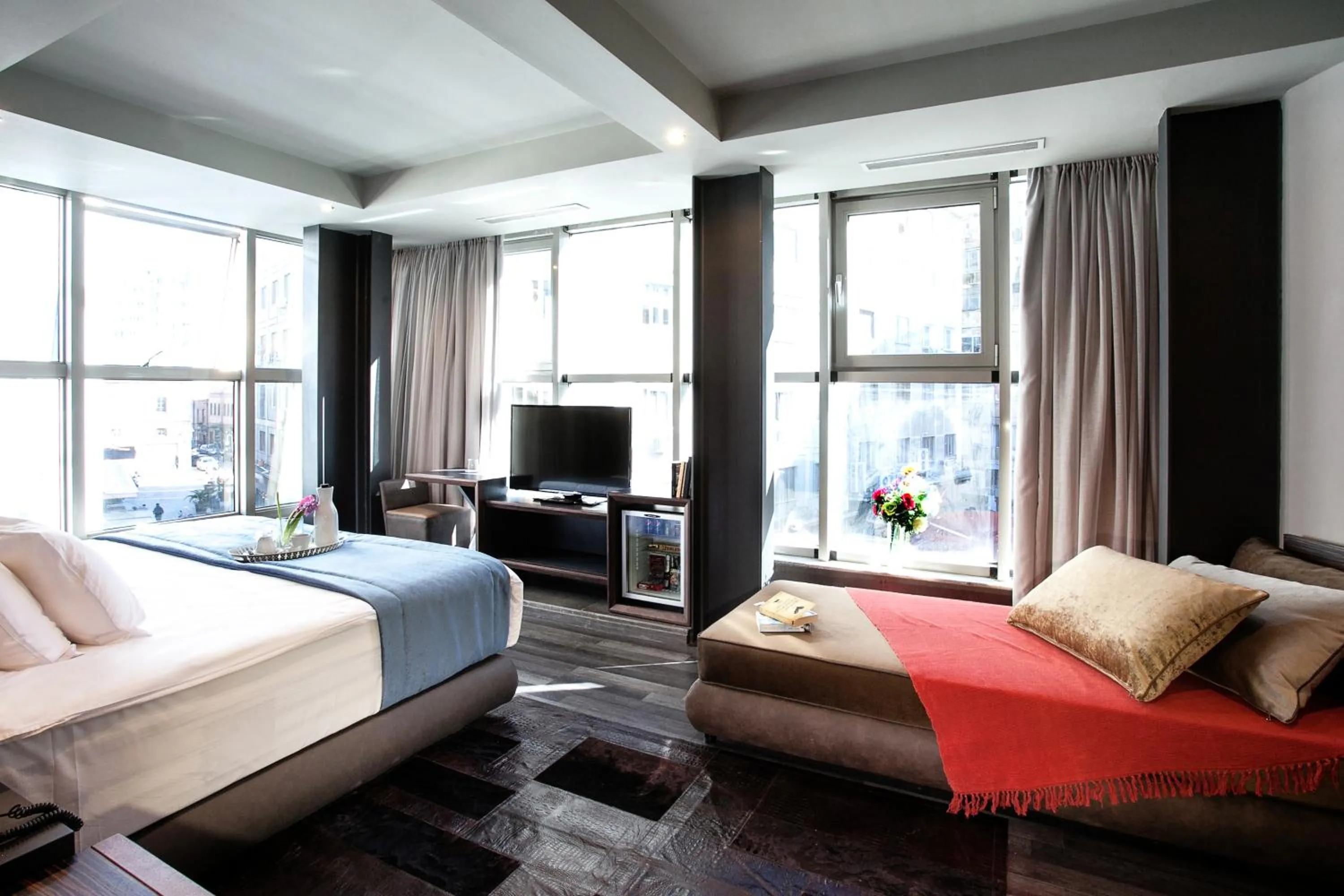 TV and multimedia, Bed in Diamond Suites, Philian Hotels and Resorts