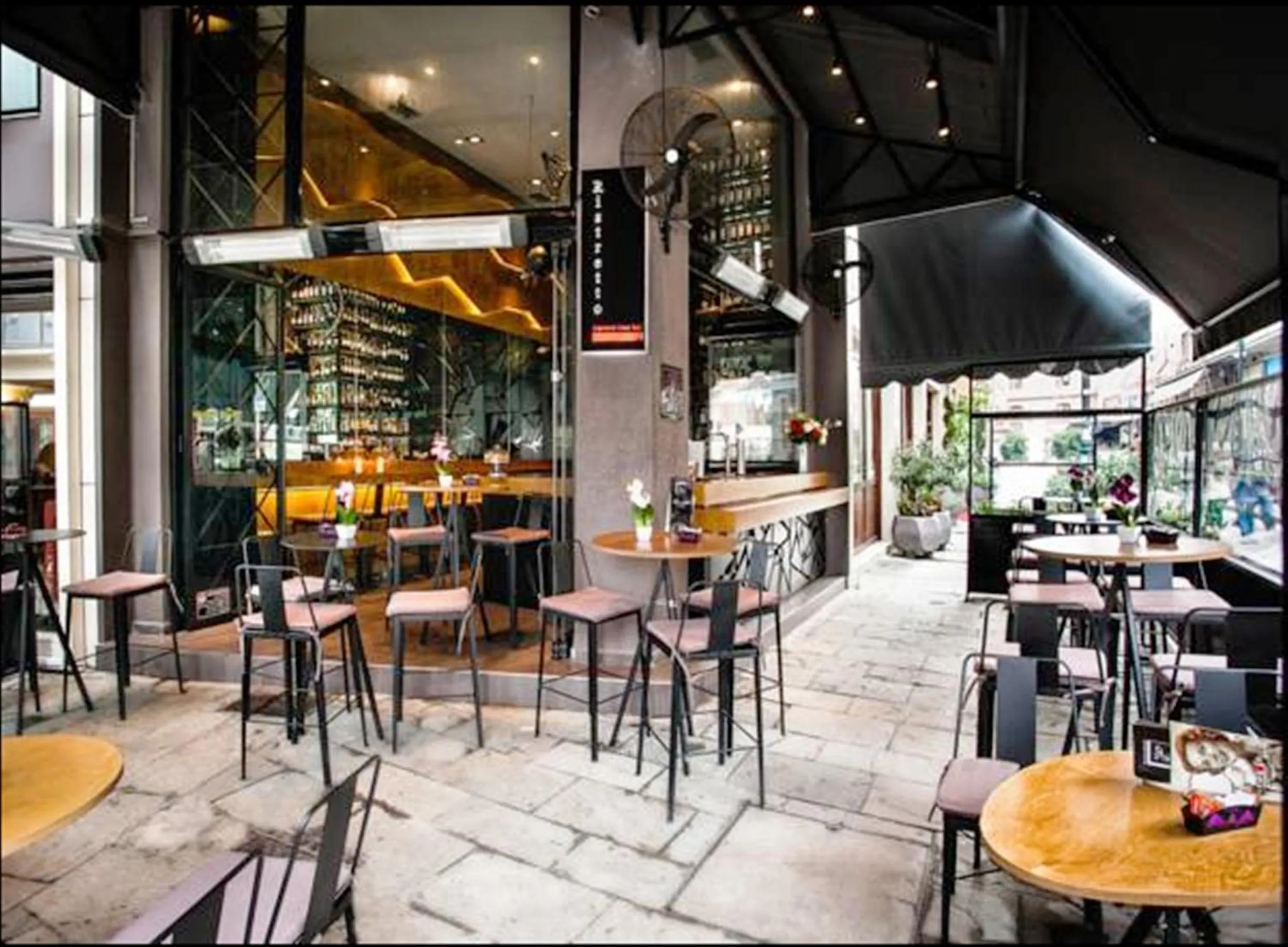 Lounge or bar in Diamond Suites, Philian Hotels and Resorts