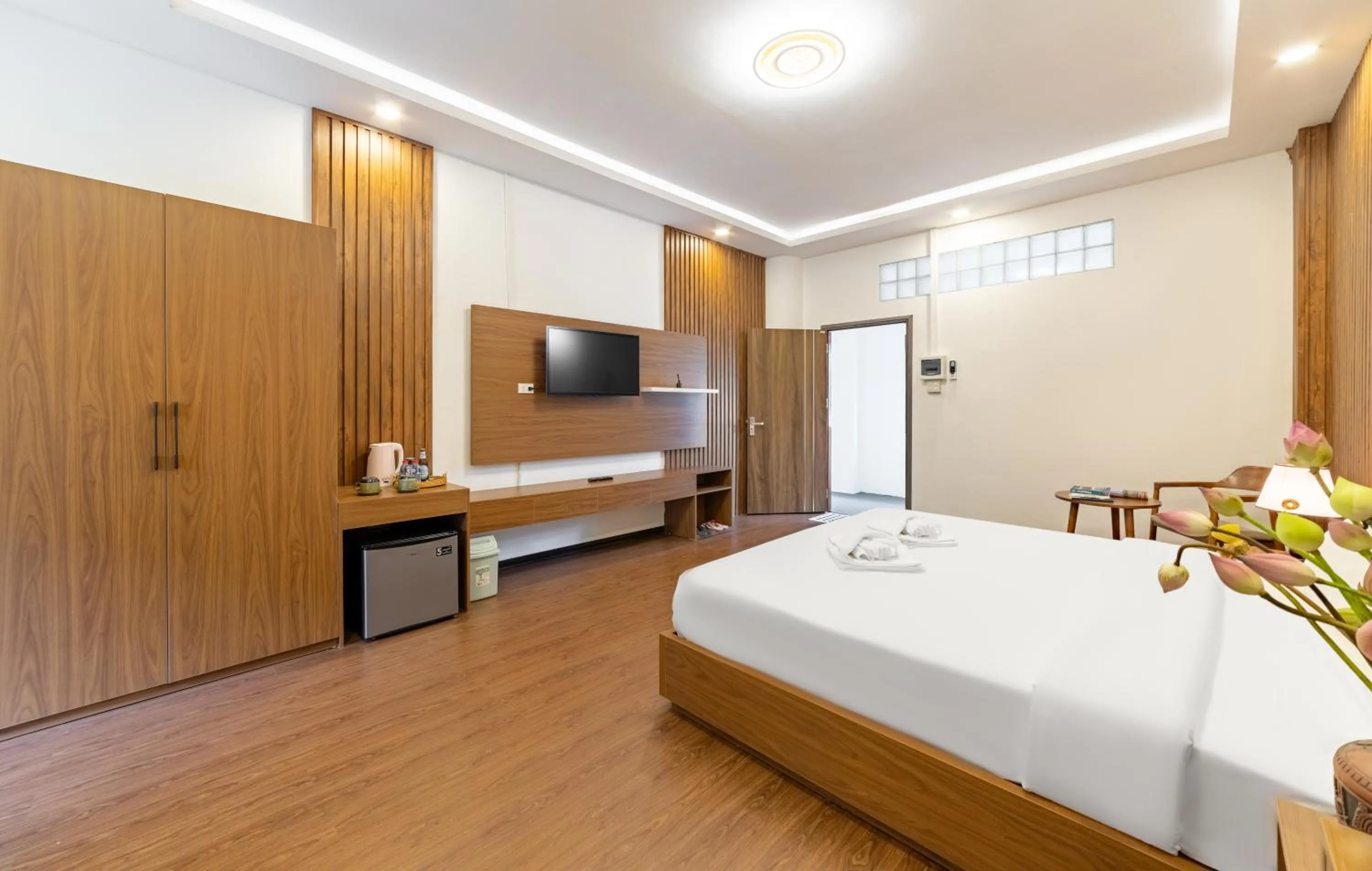 Bedroom, Bed in Peaceful Hotel