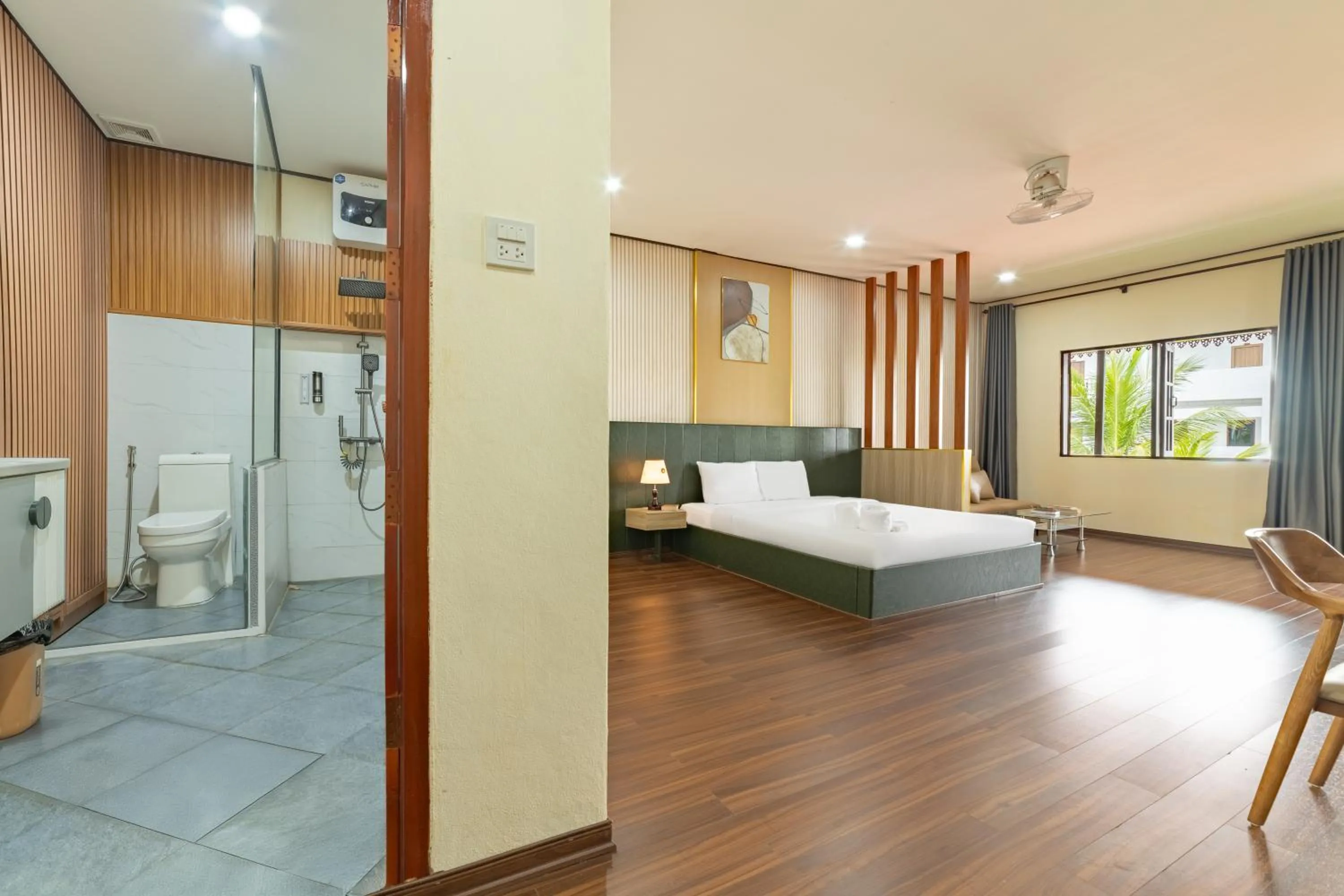 Bedroom, Bed in Peaceful Hotel