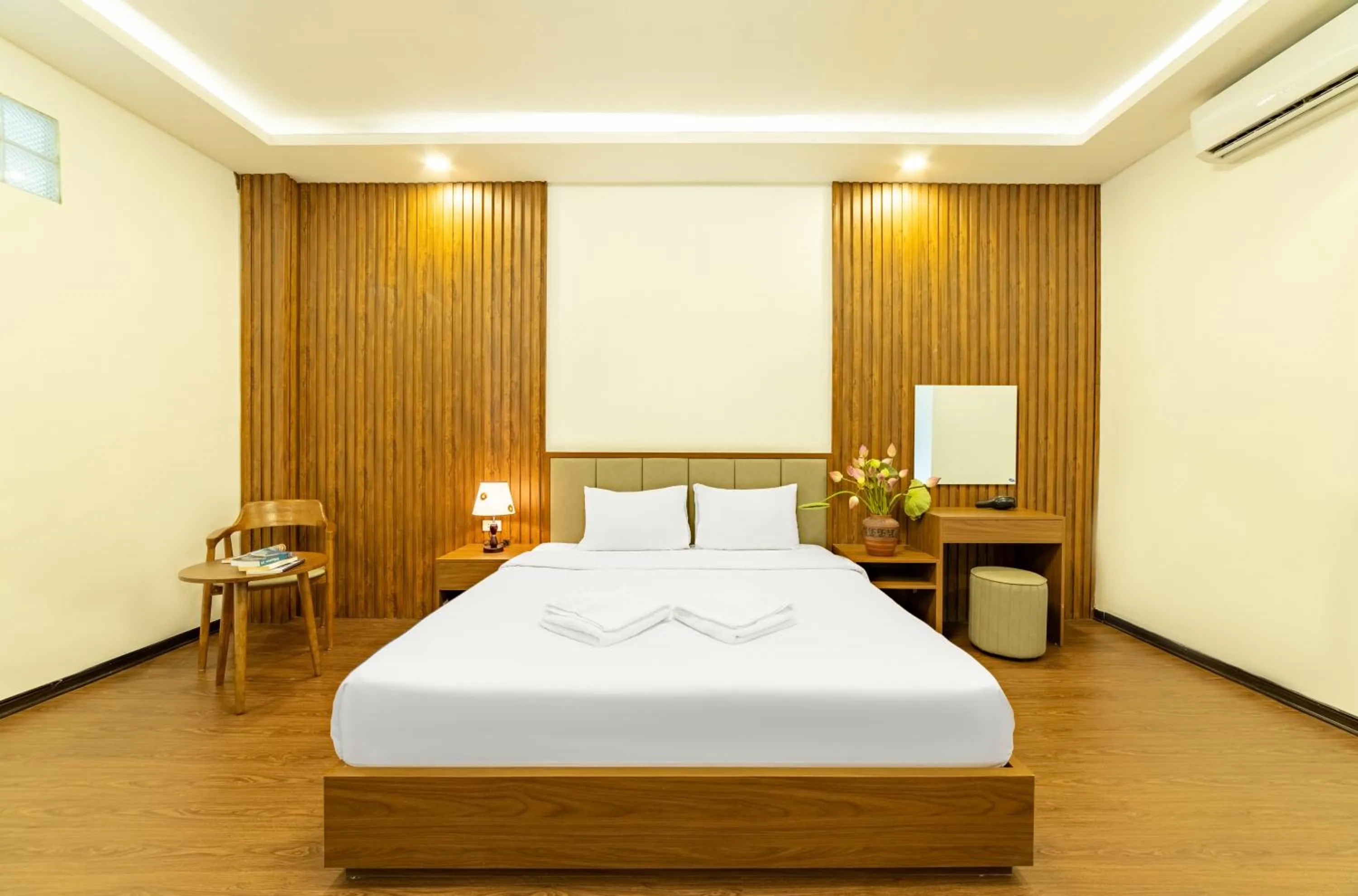 Bedroom, Bed in Peaceful Hotel