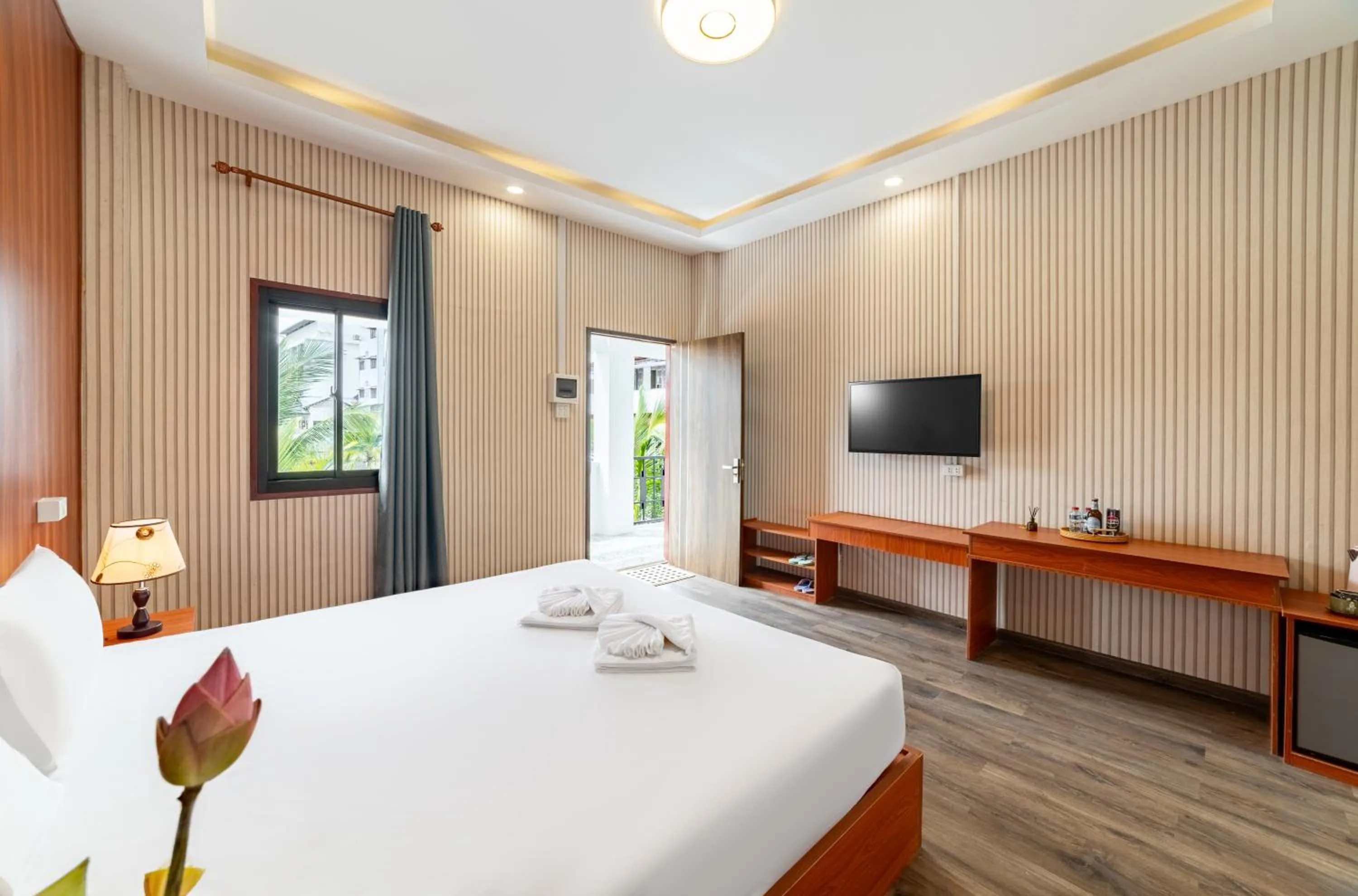 Bedroom, Bed in Peaceful Hotel