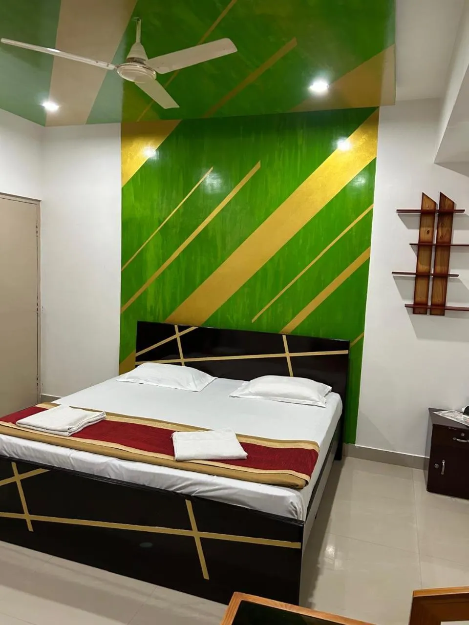 Bed in Royal comfort Inn