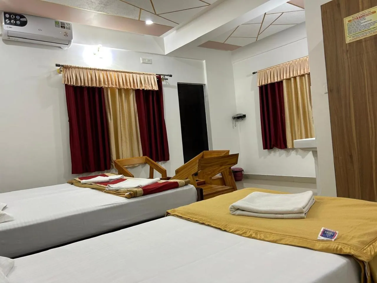 Bed in Royal comfort Inn