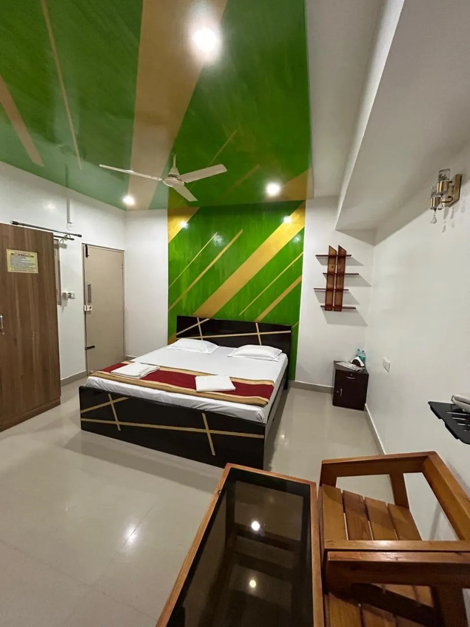 Bed in Royal comfort Inn