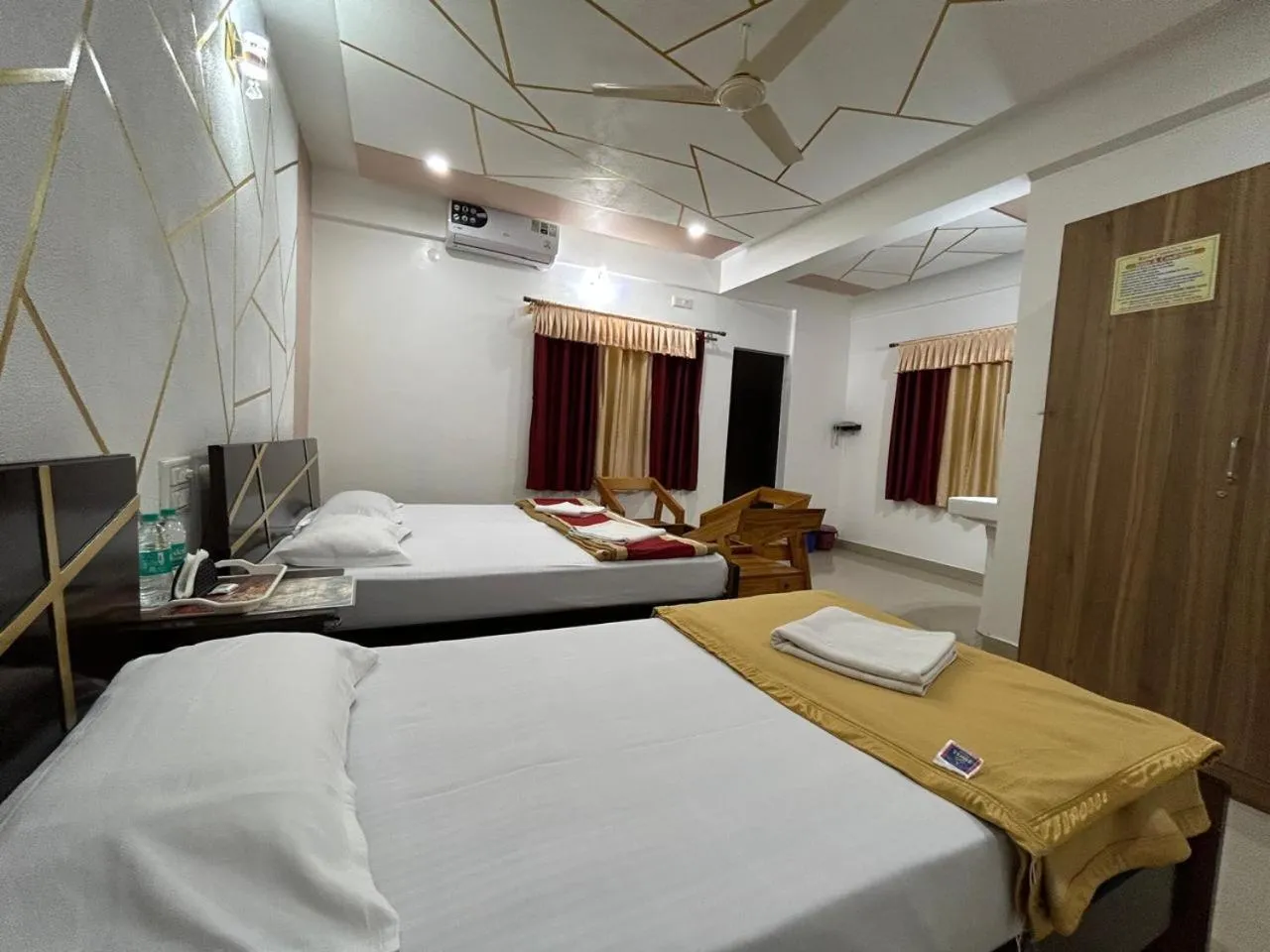 Bed in Royal comfort Inn