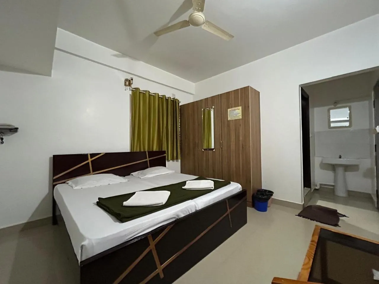 Bed in Royal comfort Inn