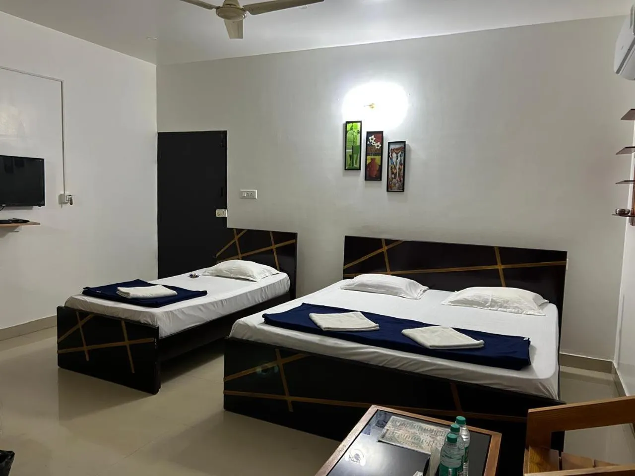 Bed in Royal comfort Inn