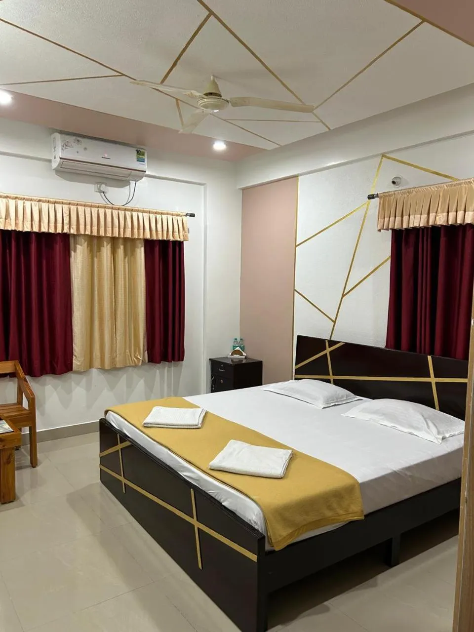 Bed in Royal comfort Inn