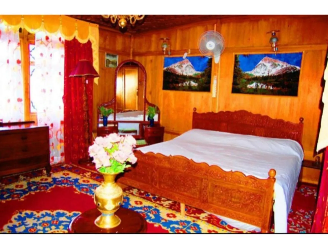 Bed in Taj Palace Houseboat, Srinagar